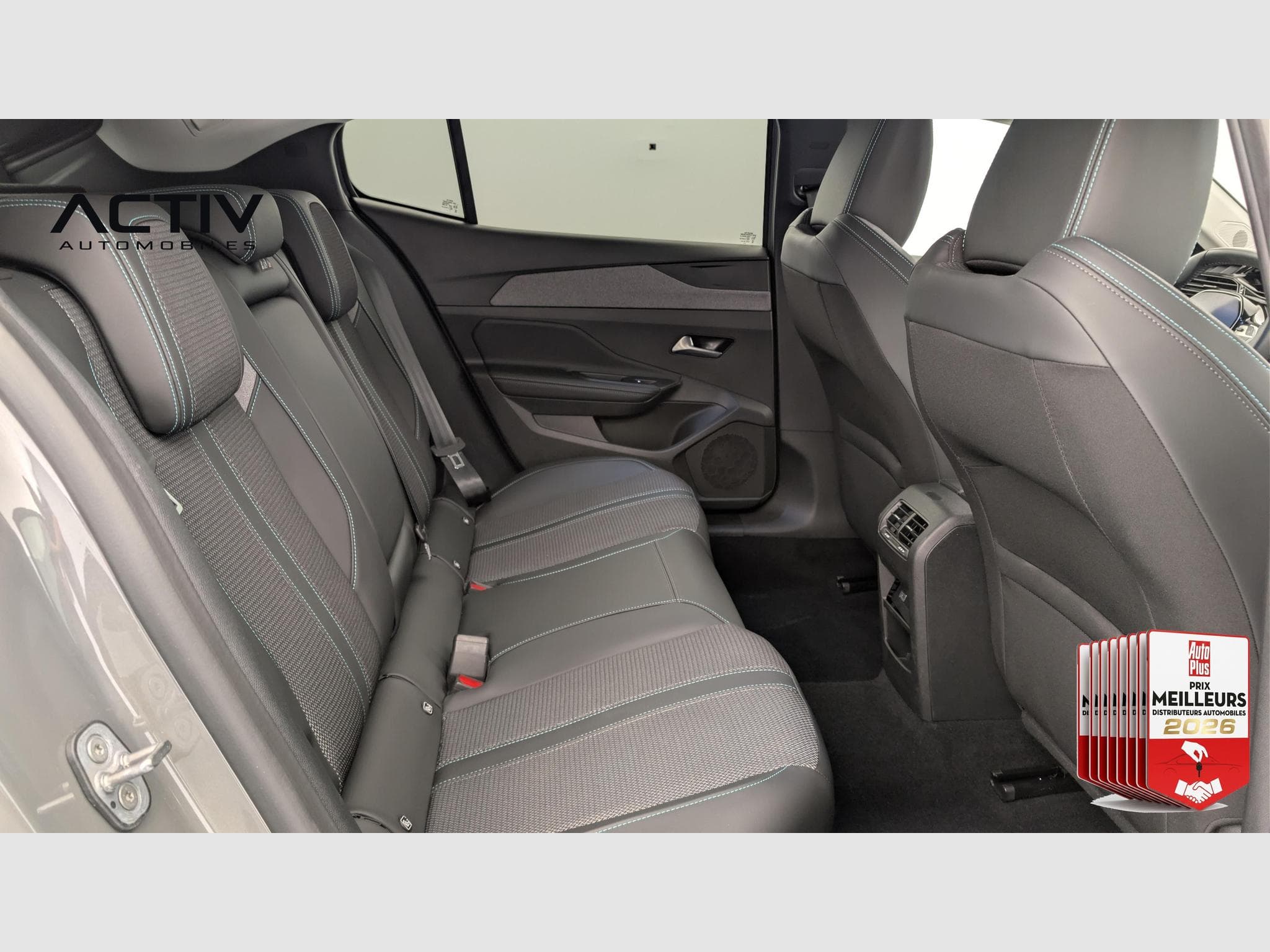 Peugeot 408 Hybrid 145 e-DCS6 Allure (2025) - Foto 10