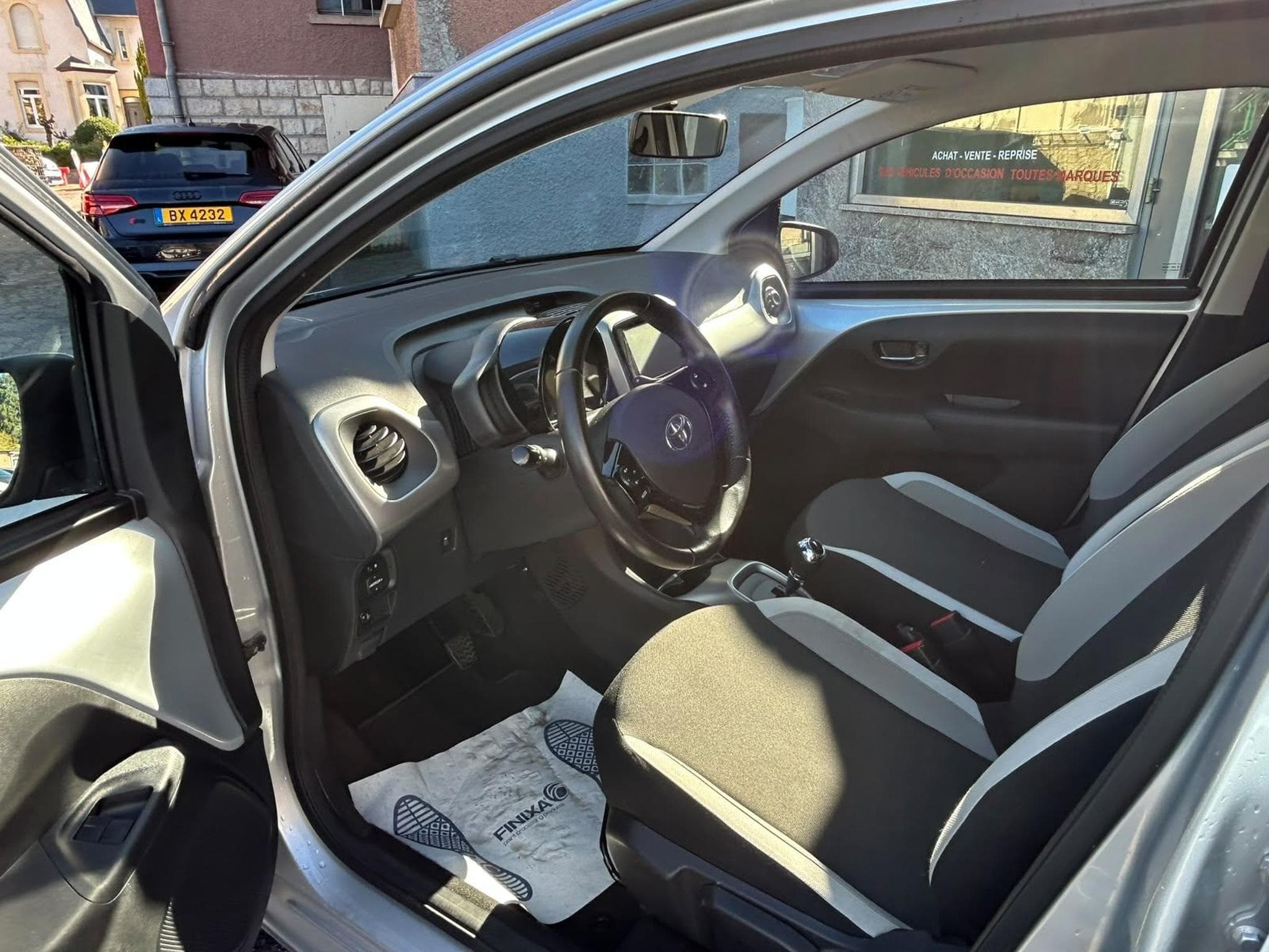 Toyota Aygo 1.0 Automatique 5 Portes (2016) - Foto 10