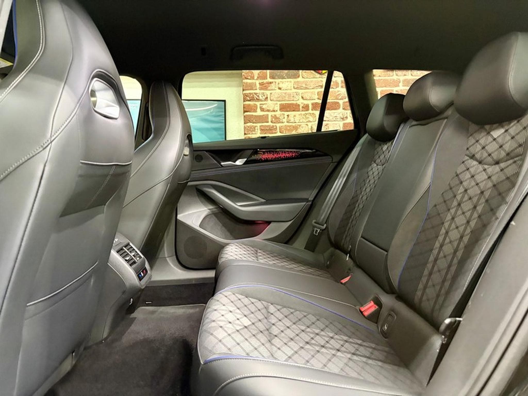 VW Passat Passat Variant 2.0 TDi 150cv Auto R-LINE (2025) - Photo 6