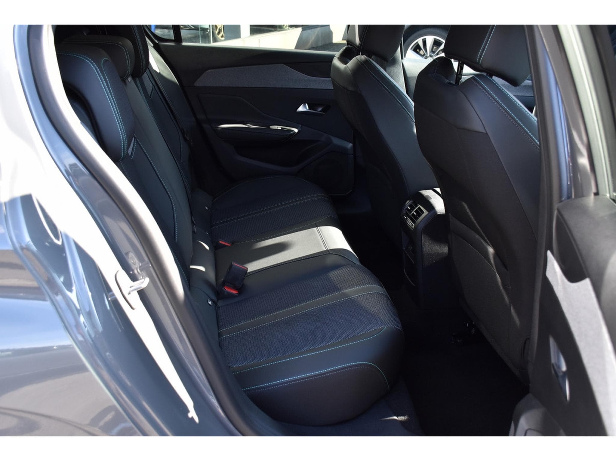 Peugeot 308 1.2 Hybrid 145 e-DCS6 Allure ACC CAM360 LANE 1° MAIN (2025) - Foto 8