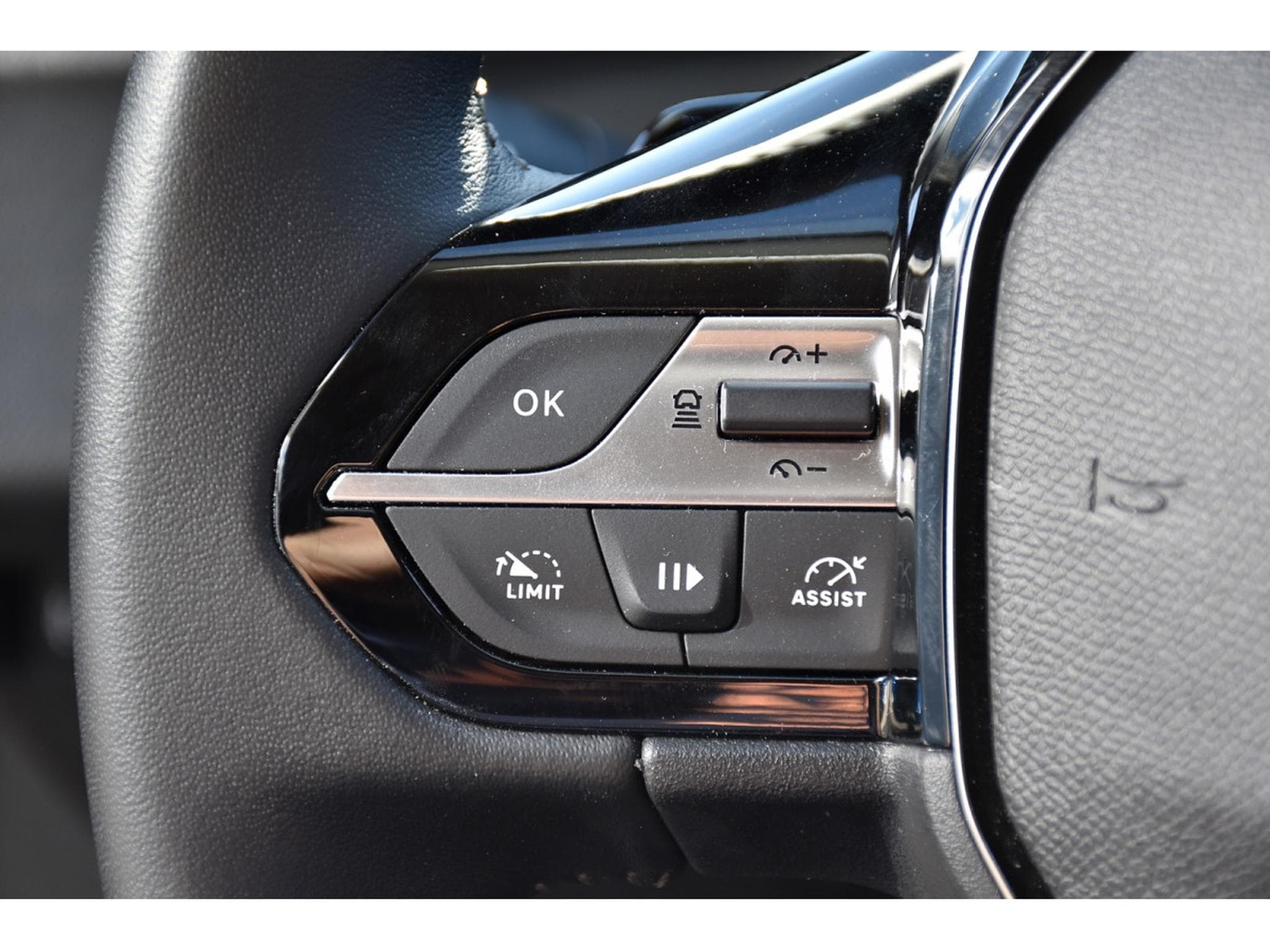 Peugeot 308 1.2 Hybrid 145 e-DCS6 Allure ACC CAM360 LANE 1° MAIN (2025) - Foto 21