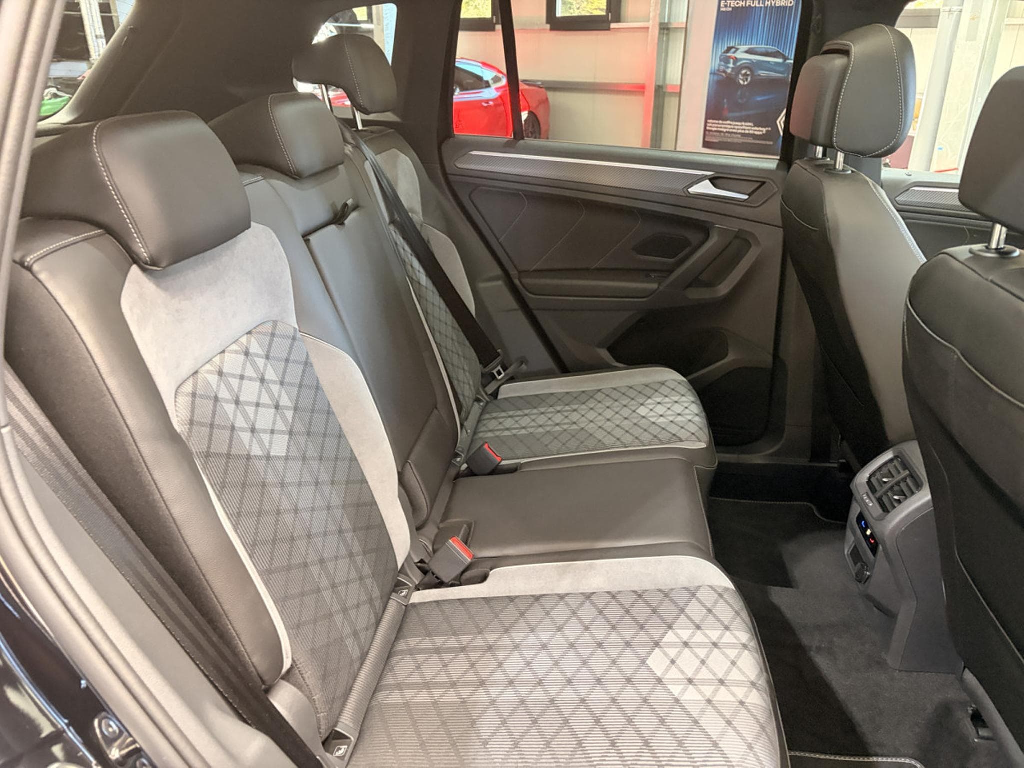 VW Tiguan 2.0 TDi R-Line DSG (2023) - Photo 12