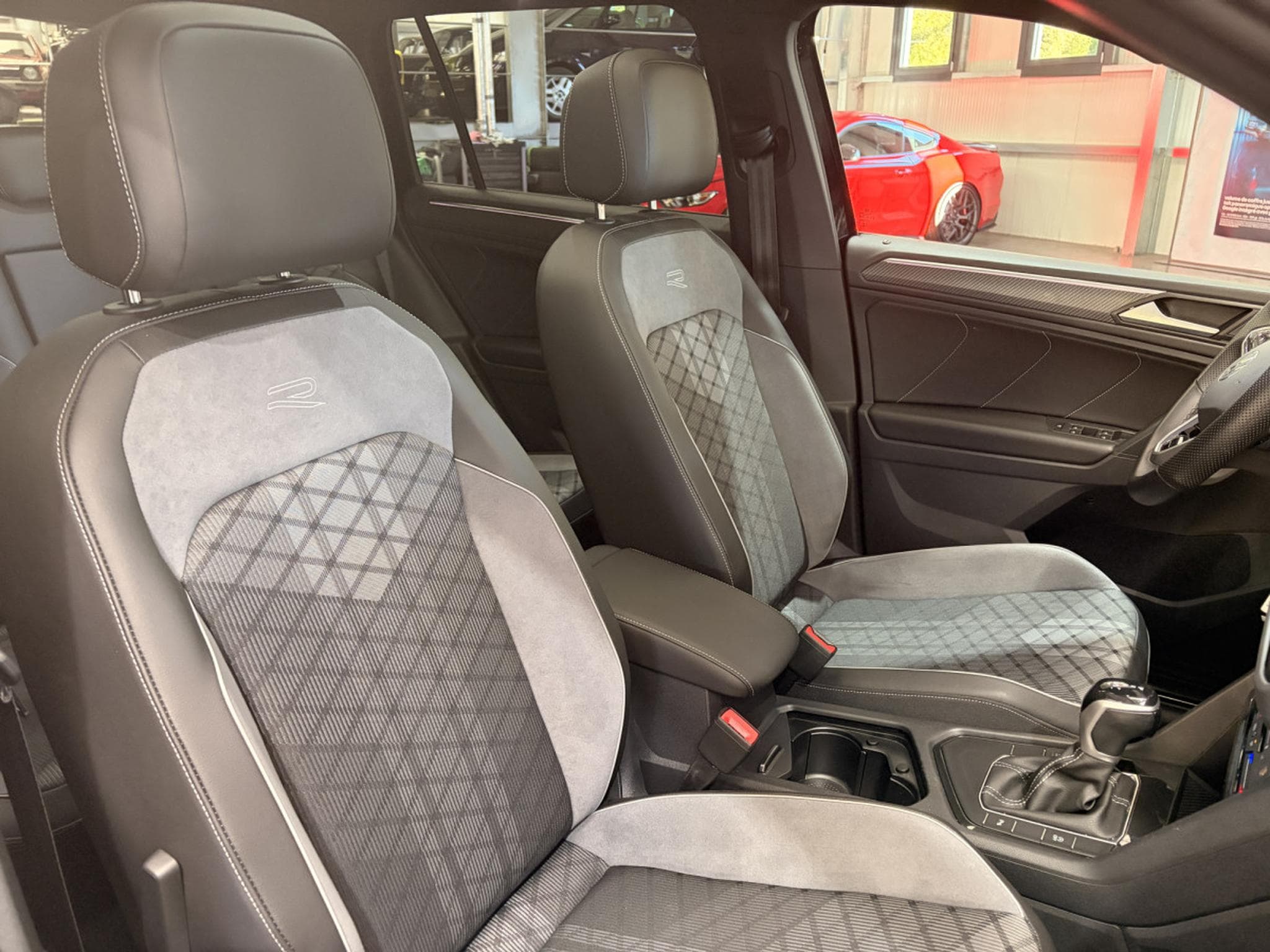 VW Tiguan 2.0 TDi R-Line DSG (2023) - Photo 11
