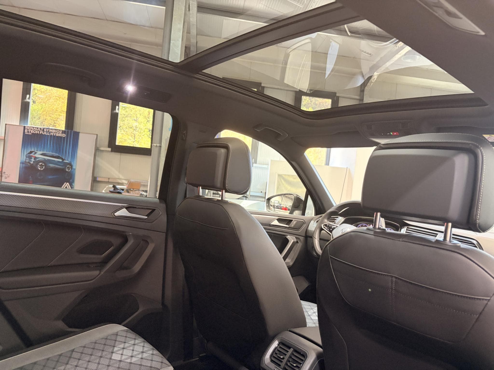 VW Tiguan 2.0 TDi R-Line DSG (2023) - Photo 13