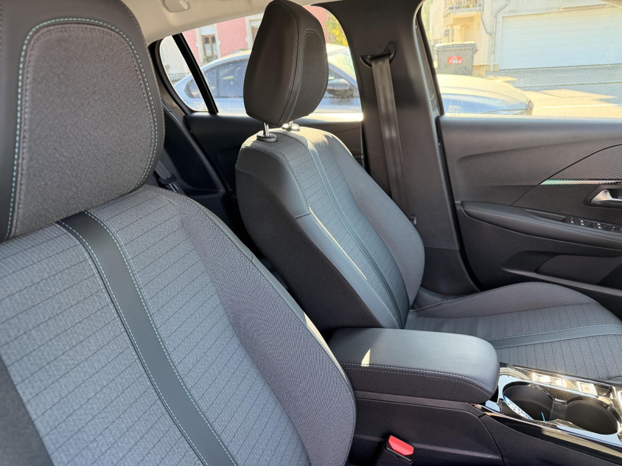 Peugeot 208 1.2 ALLURE PACK 100 (2023) - Photo 12