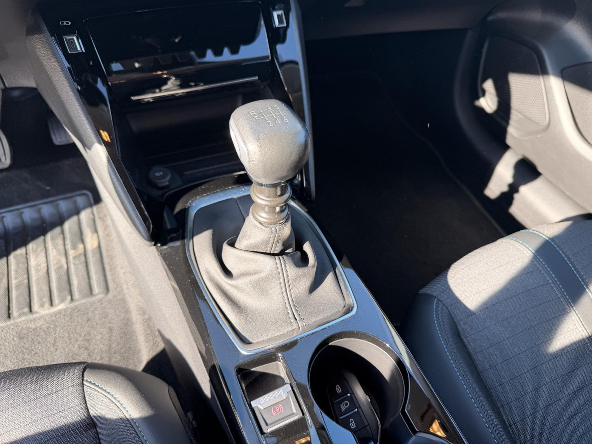 Peugeot 208 1.2 ALLURE PACK 100 (2023) - Photo 17