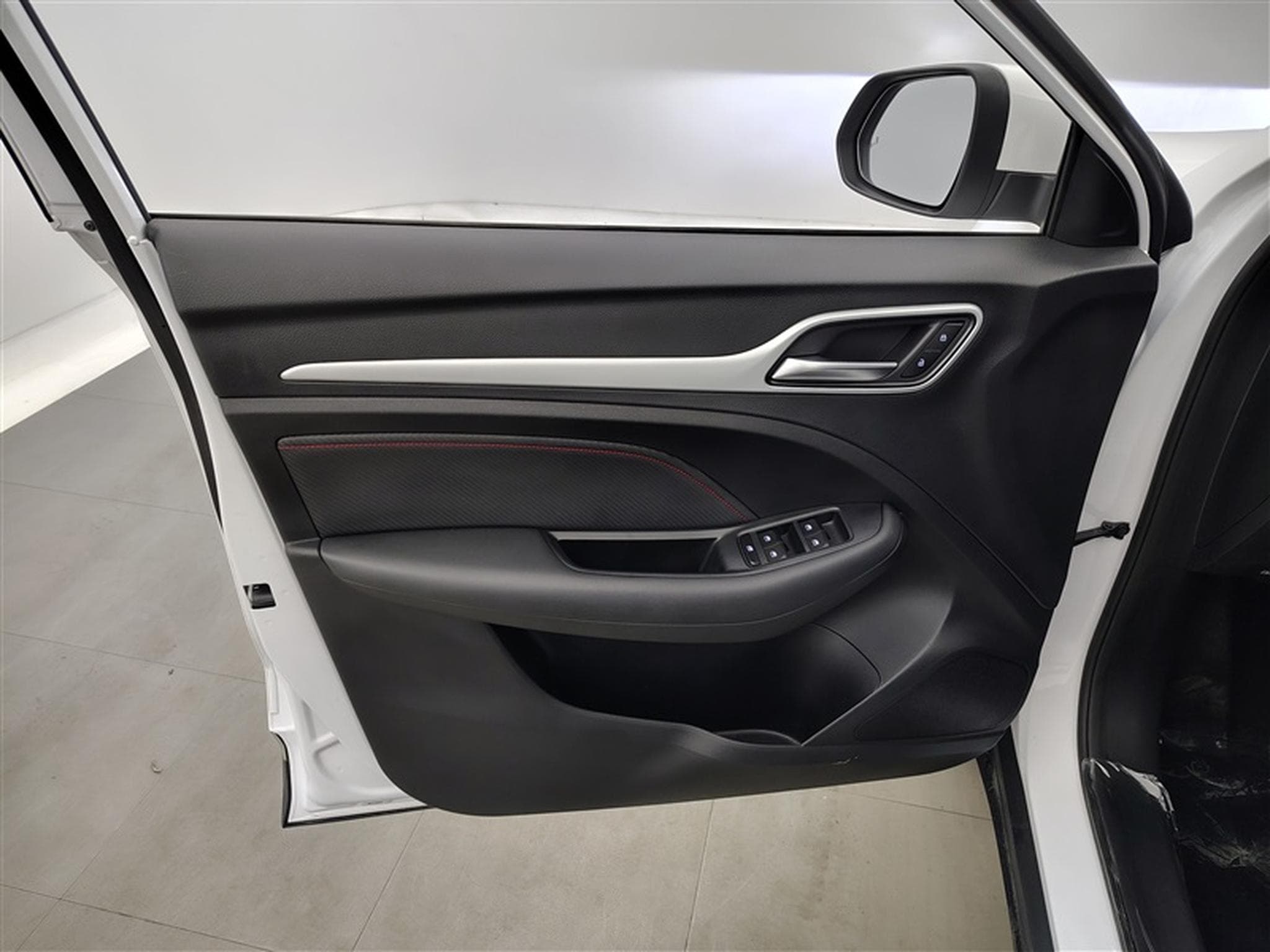 MG ZS 1.0 T-GDi Luxury AT (2024) - Photo 16