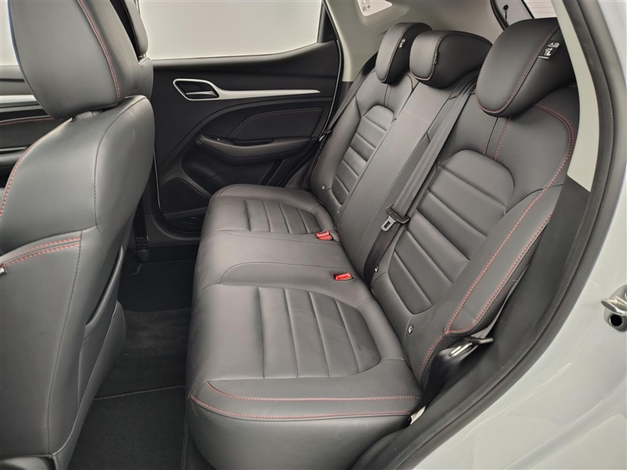MG ZS 1.0 T-GDi Luxury AT (2024) - Photo 12