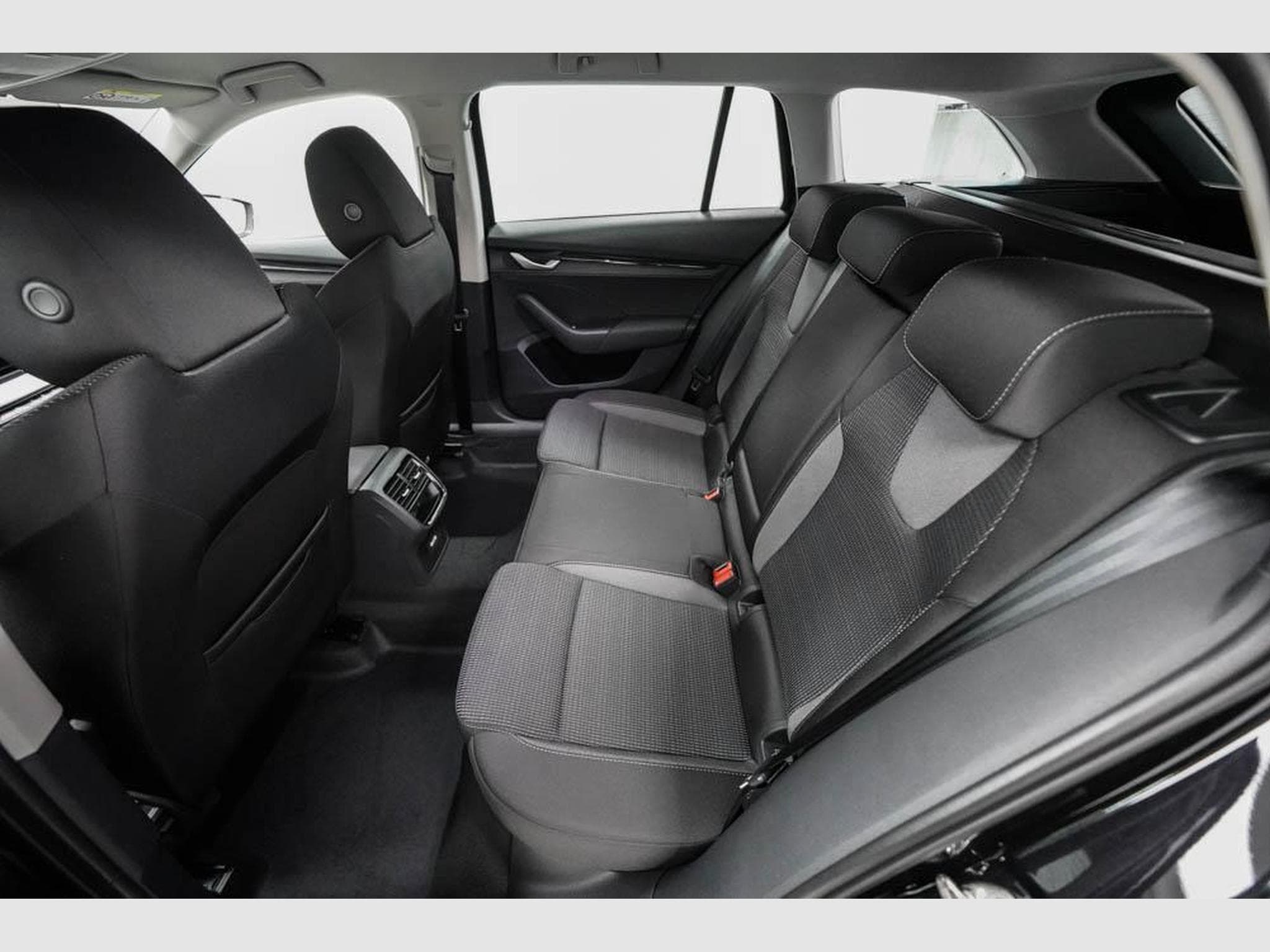 Skoda Octavia Kombi 1,5 TSI (2026) - Photo 16