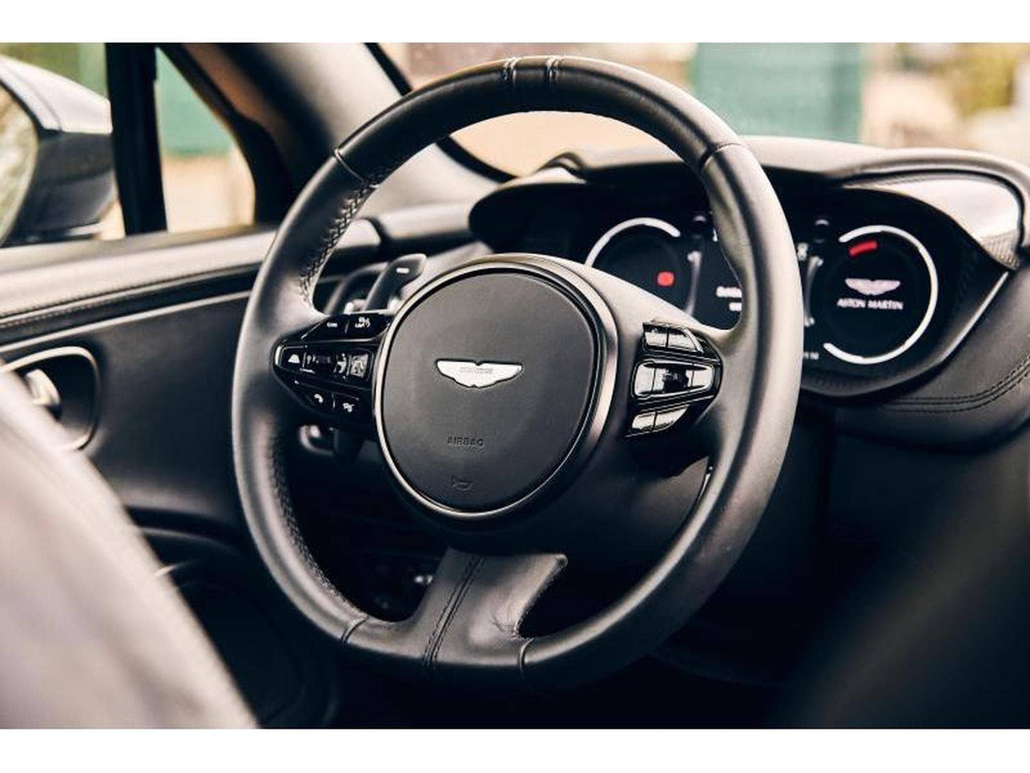 Aston-Martin DBX (2022) - Photo 5