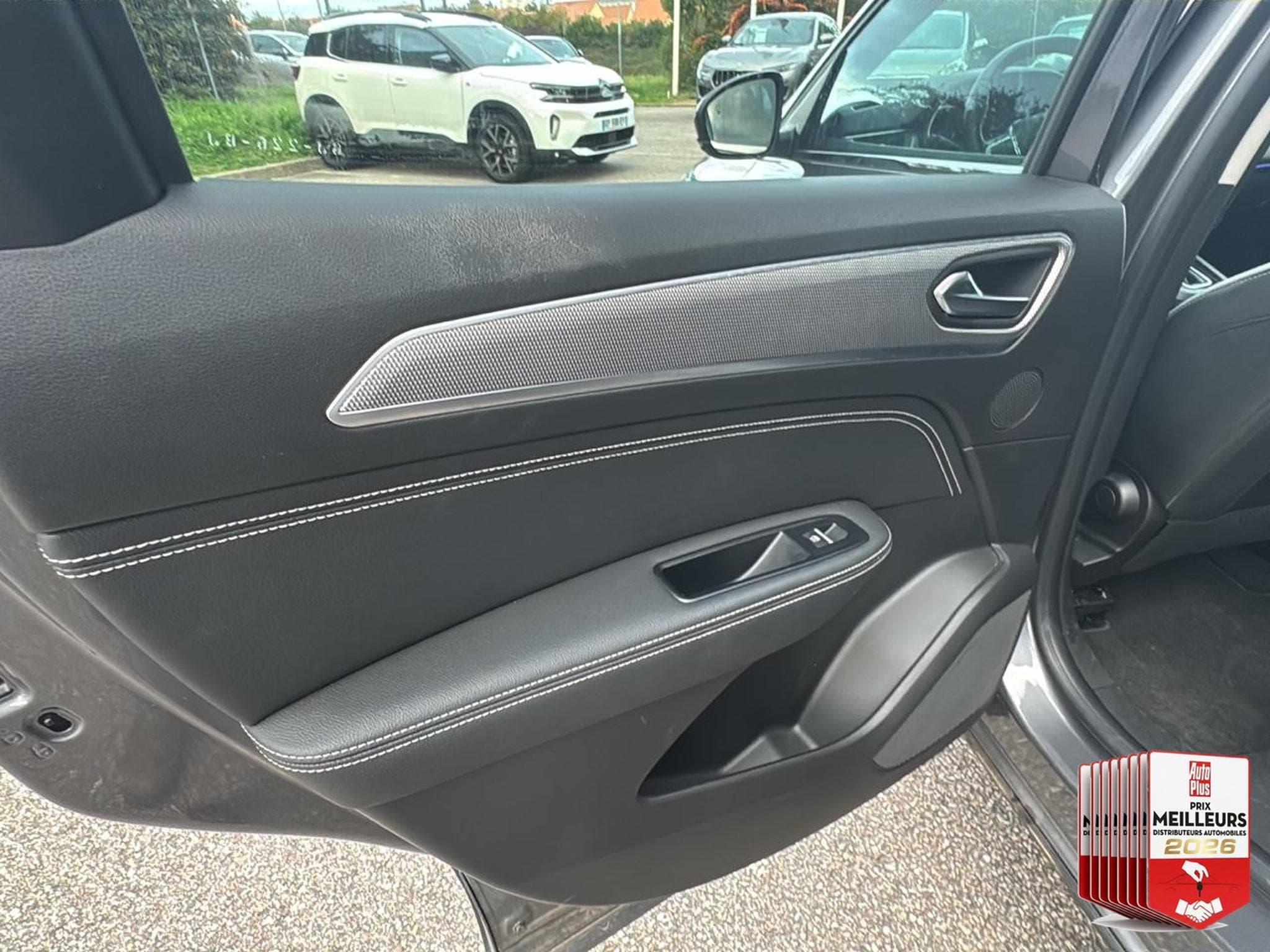 Renault ARKANA 1.6 E-TECH HYBRIDE 145 TECHNO (2022) - Foto 17