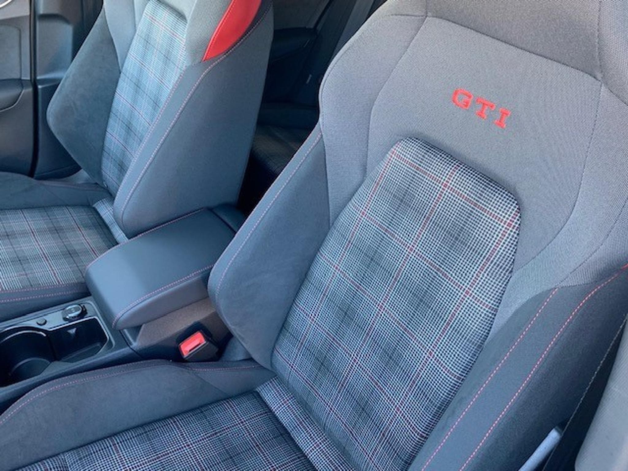 VW Golf GTI BLACK STYLE 2.0TSI 265CV DSG7 (2025) - Photo 2