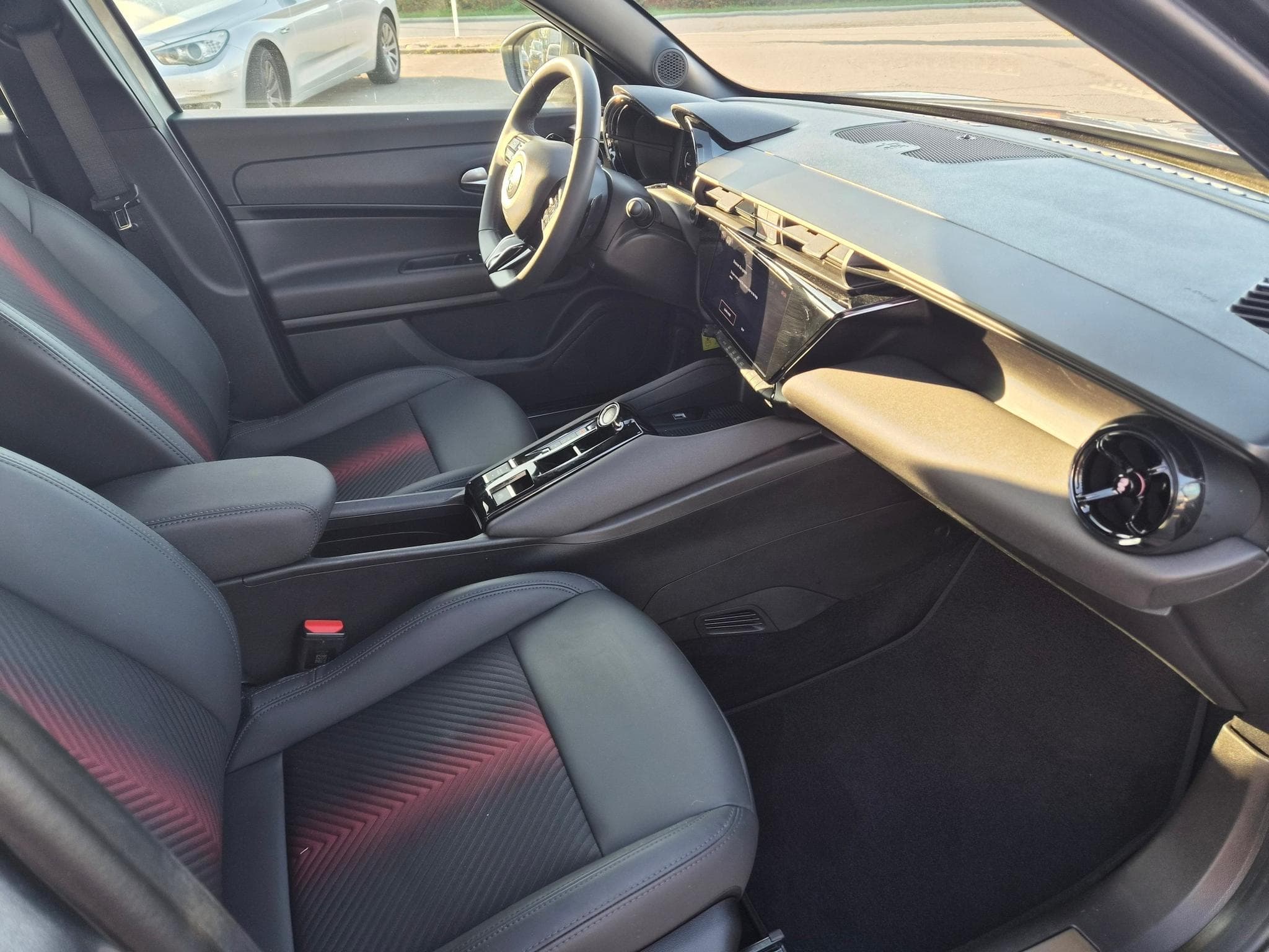 Alfa-Romeo Junior Junio Speciale 1.2 HYbrid (2025) - Photo 5