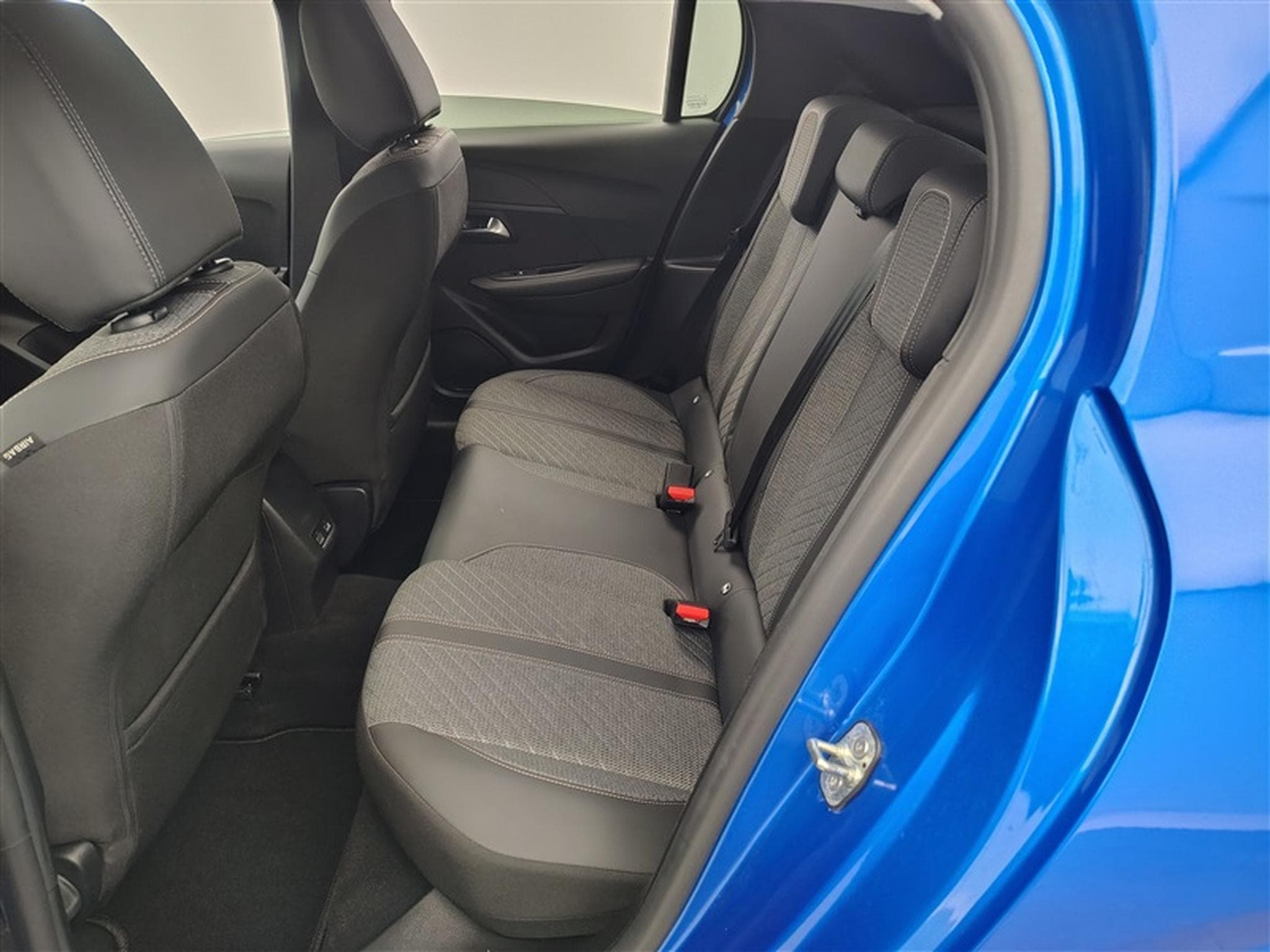 Peugeot 208 1.2 Hybrid 100cv e-DSC6 Allure CARPLAY / FULL LED / S-CUIR (2025) - Photo 13