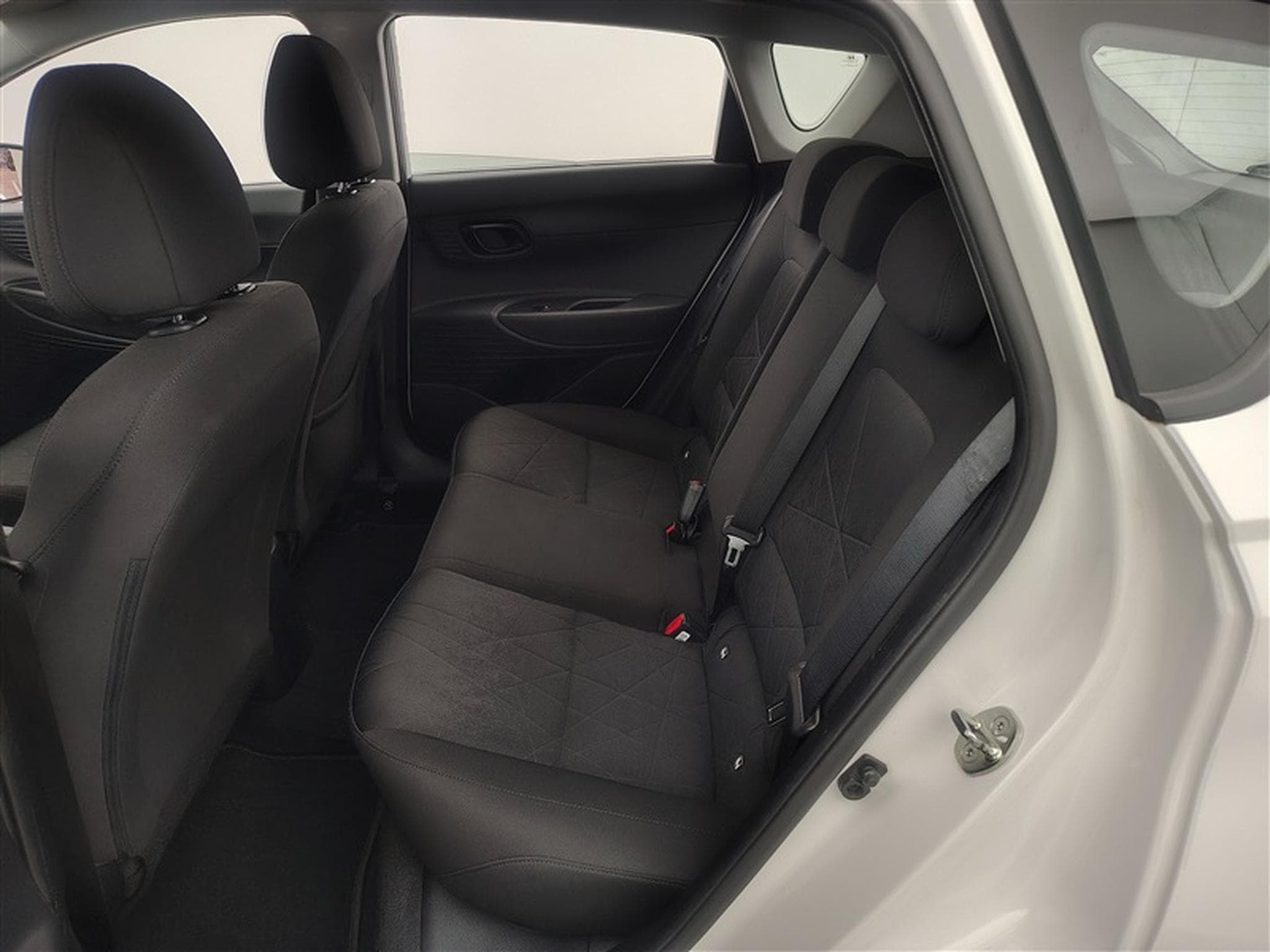Hyundai Bayon 1.0 T-GDi Twist CAPLAY / CLIM (2024) - Photo 13