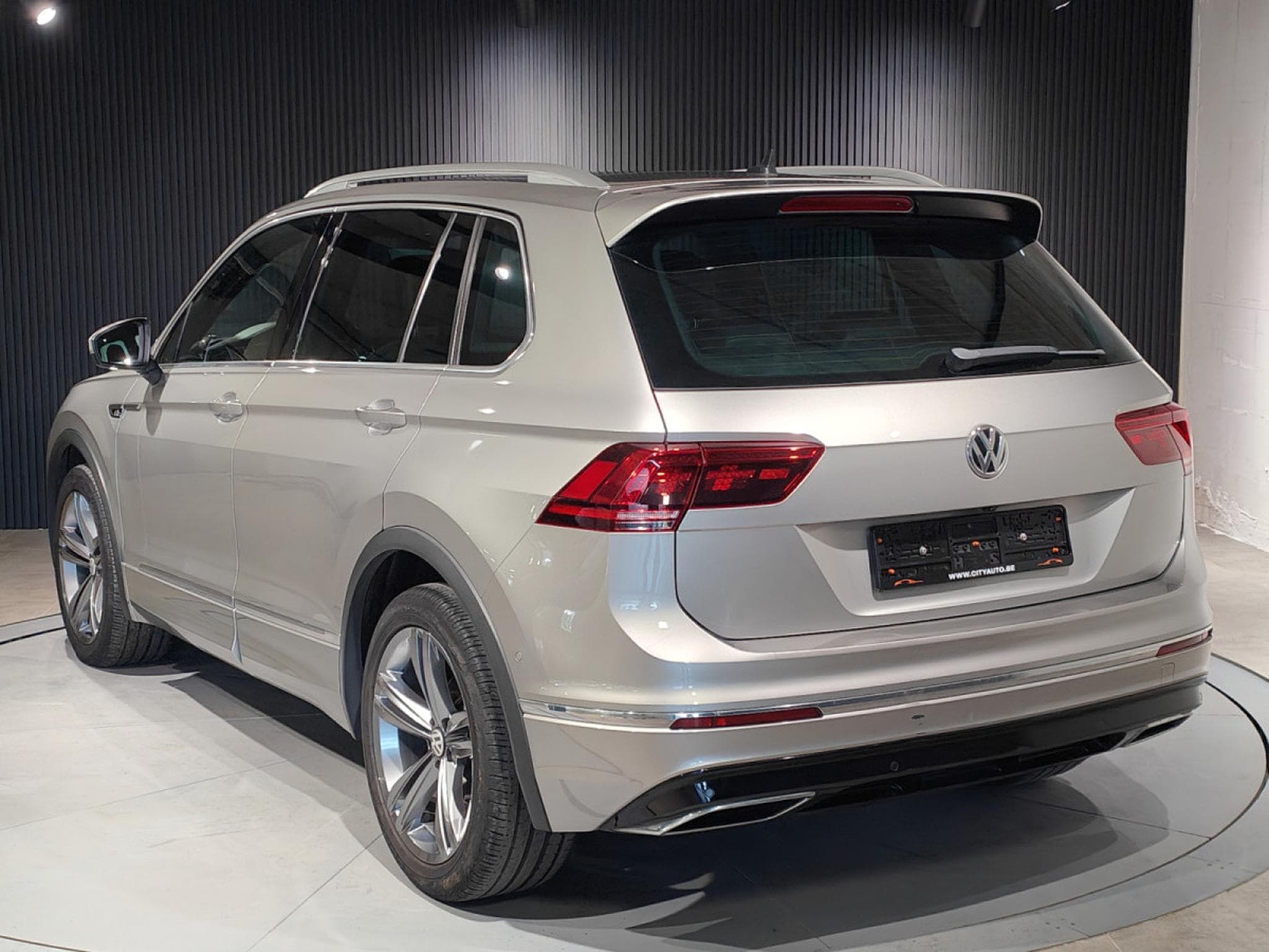 VW Tiguan 1.4 TSI R-LINE DSG CARPLAY GPS TOIT OUVRANT INTERIEUR CUIR (2017) - Photo 4