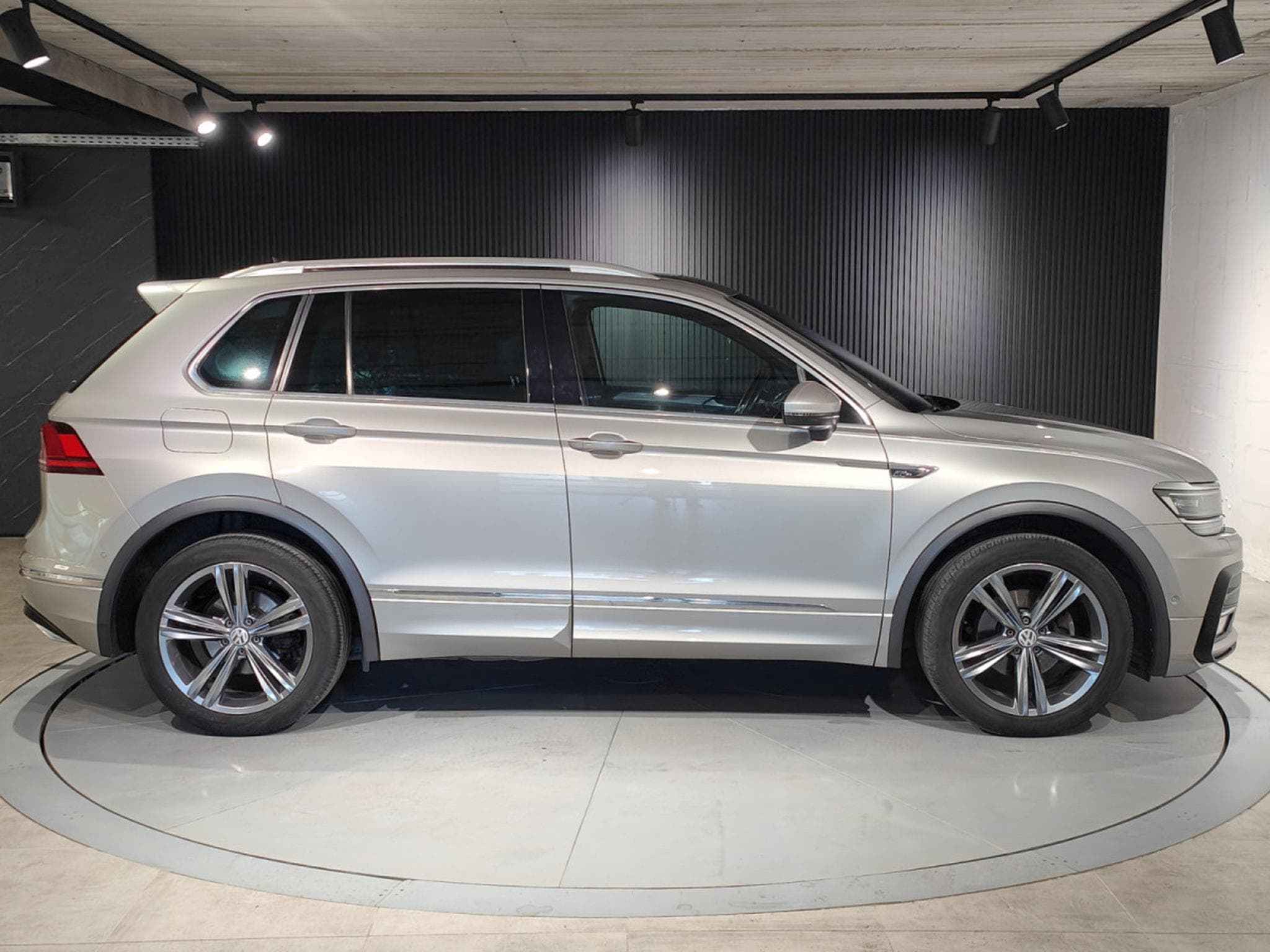 VW Tiguan 1.4 TSI R-LINE DSG CARPLAY GPS TOIT OUVRANT INTERIEUR CUIR (2017) - Photo 2