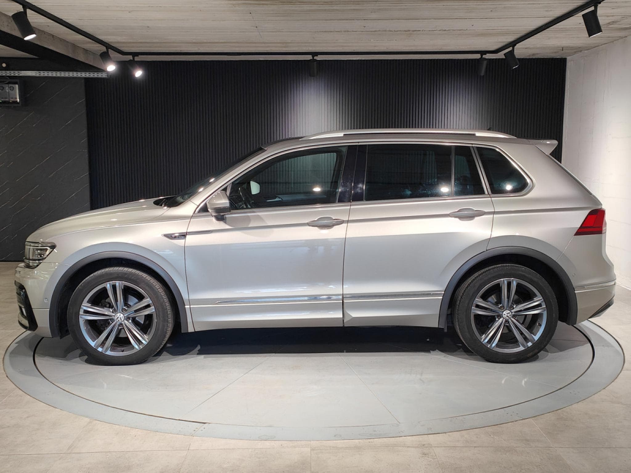 VW Tiguan 1.4 TSI R-LINE DSG CARPLAY GPS TOIT OUVRANT INTERIEUR CUIR (2017) - Photo 5