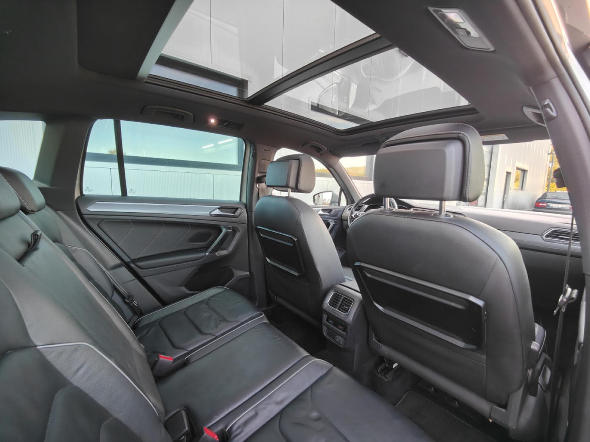 VW Tiguan 1.4 TSI R-LINE DSG CARPLAY GPS TOIT OUVRANT INTERIEUR CUIR (2017) - Photo 8