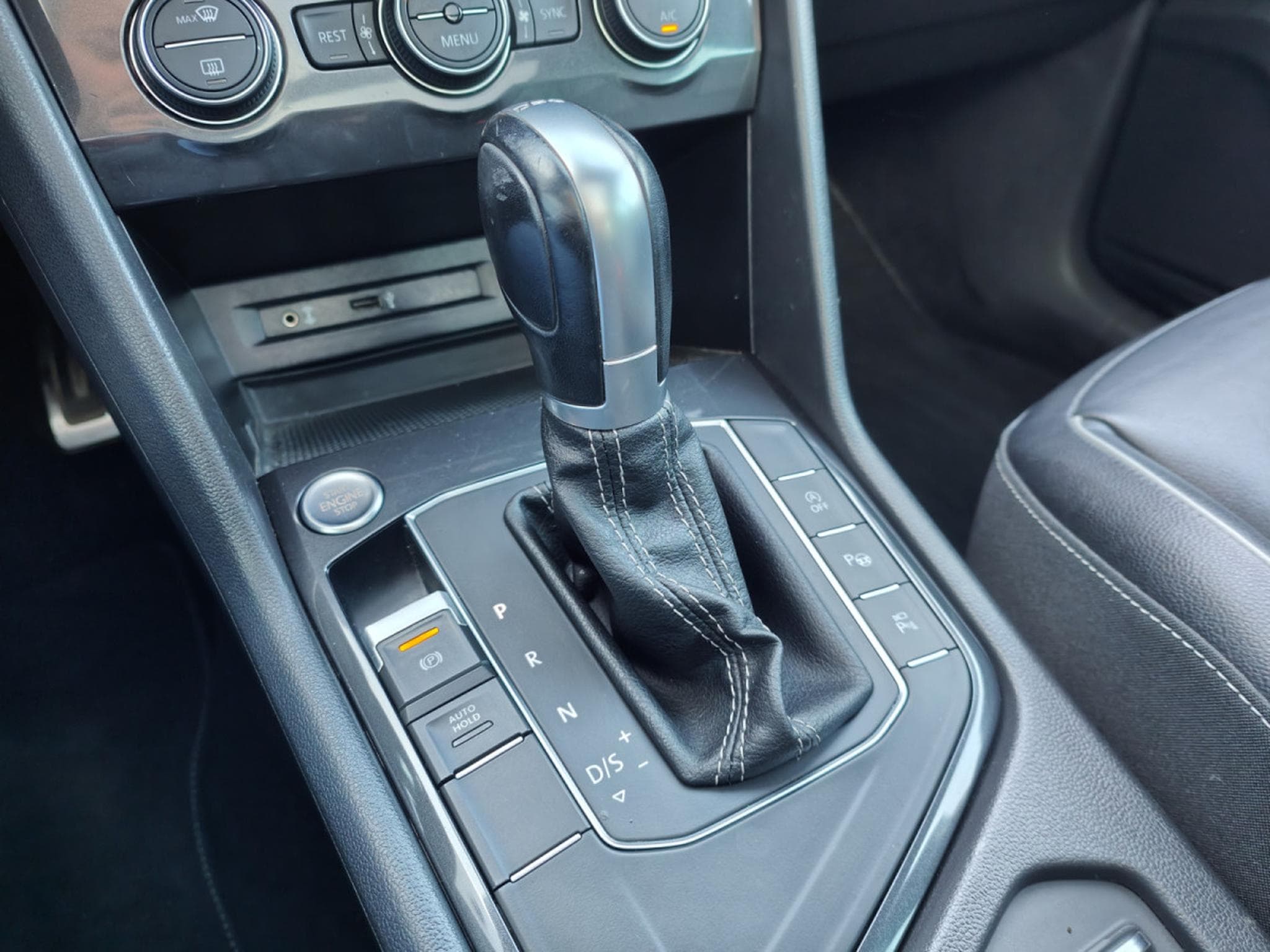 VW Tiguan 1.4 TSI R-LINE DSG CARPLAY GPS TOIT OUVRANT INTERIEUR CUIR (2017) - Photo 16