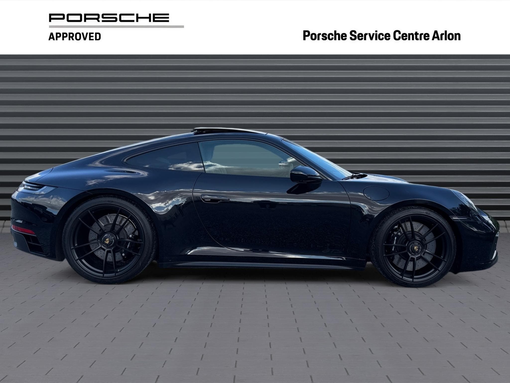 Porsche 911 992 CARRERA 4 GTS (2024) - Photo 2