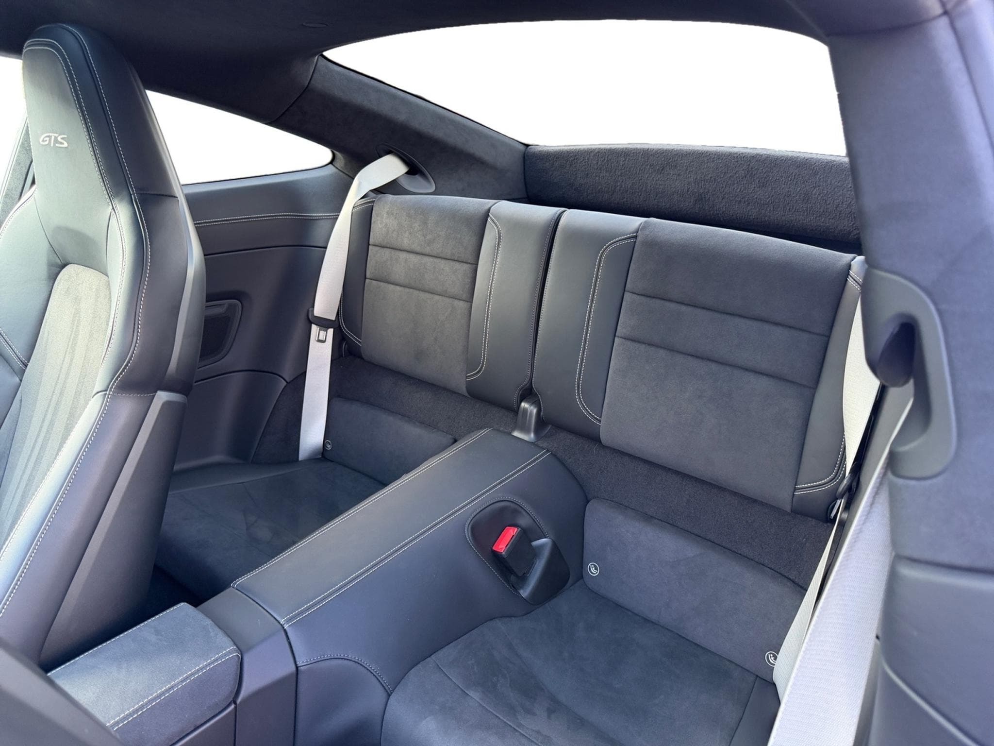 Porsche 911 992 CARRERA 4 GTS (2024) - Photo 7
