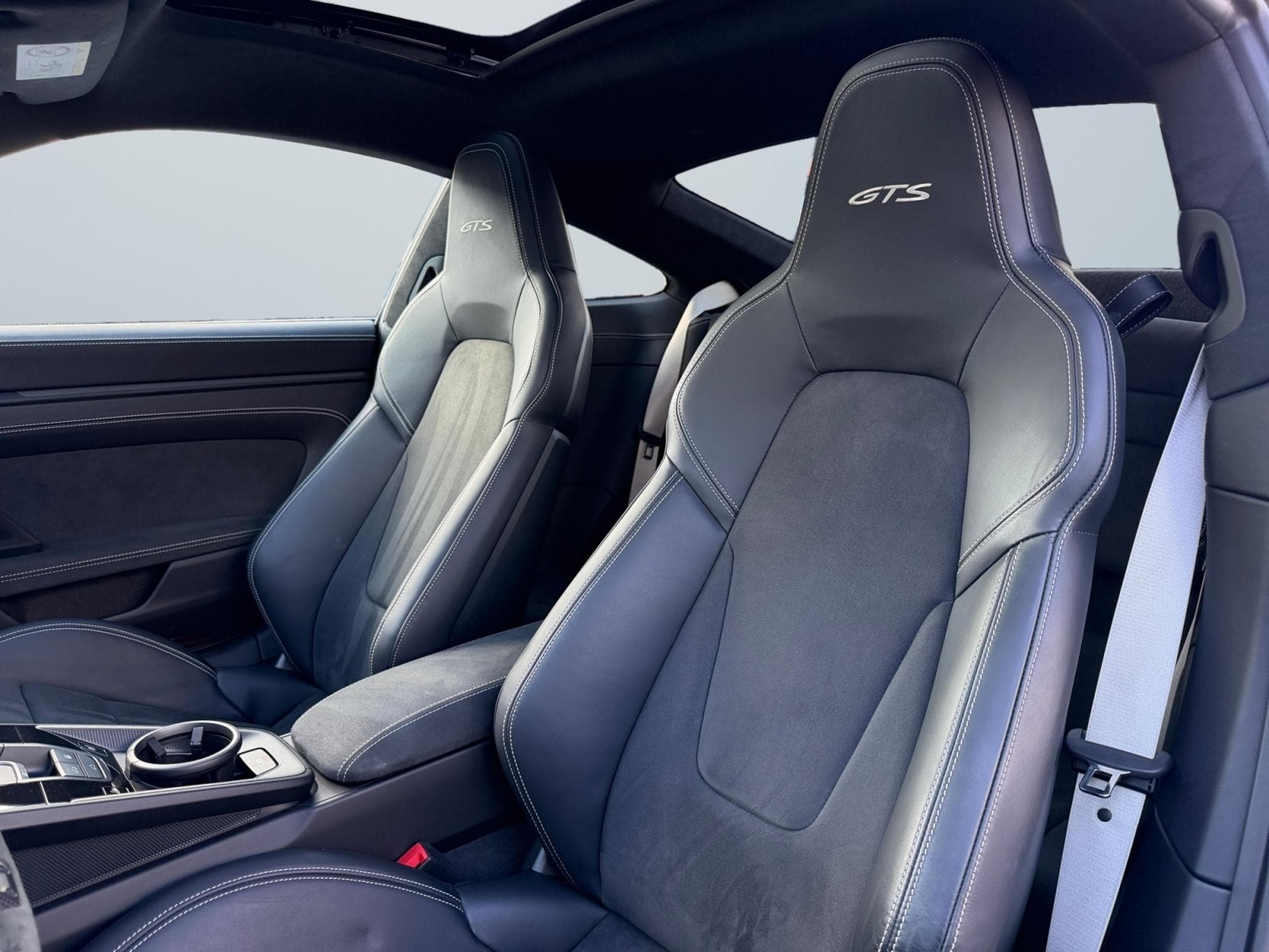 Porsche 911 992 CARRERA 4 GTS (2024) - Photo 6