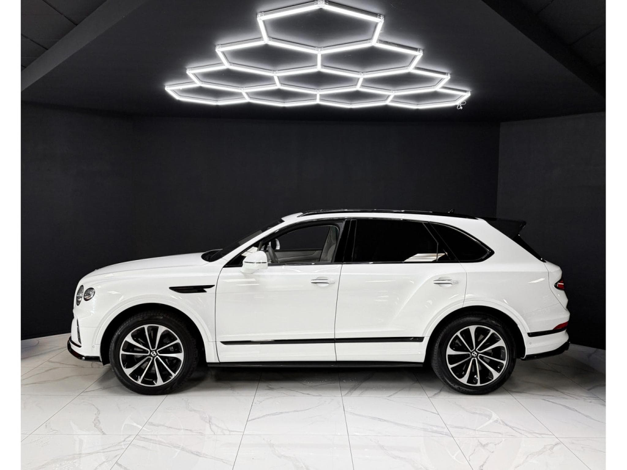 Bentley Bentayga 4.0 V8 S CARBON (2023) - Photo 2