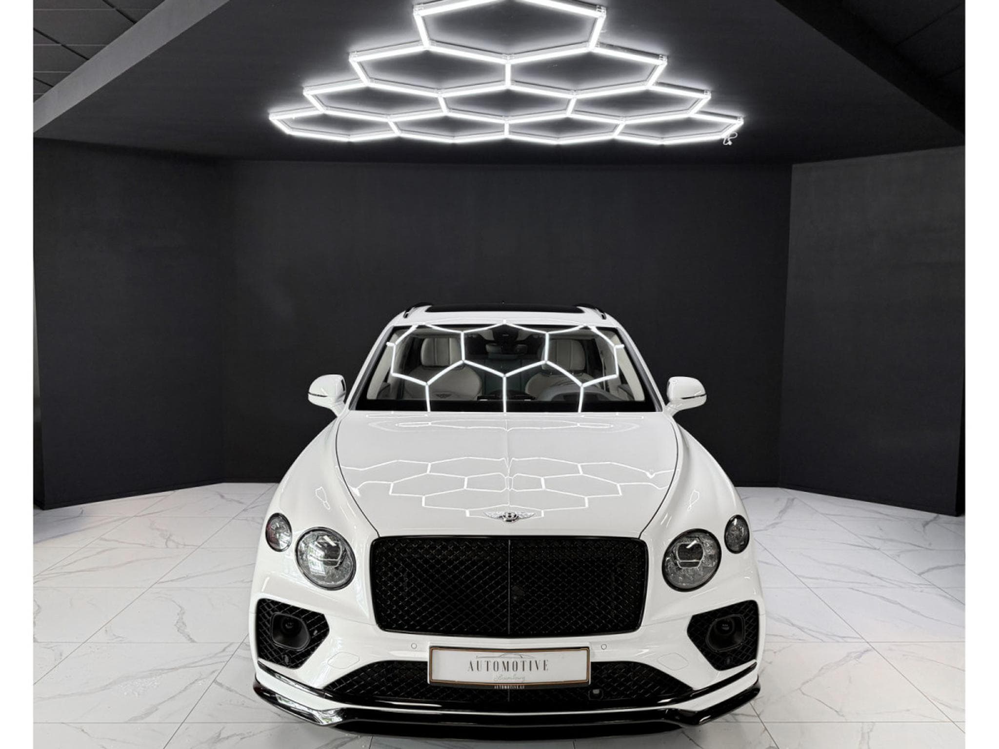 Bentley Bentayga 4.0 V8 S CARBON (2023) - Photo 8