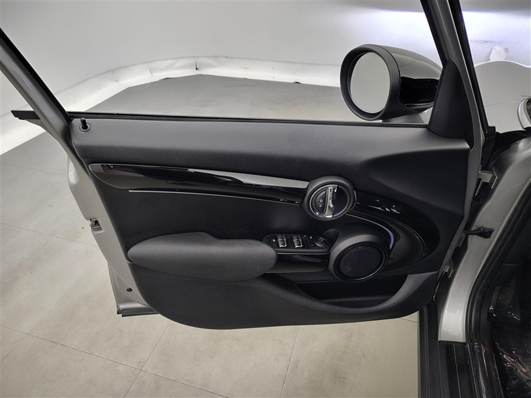 MINI Cooper 1.5A Camden DCT  Navi / Led / PDC (2023) - Photo 17