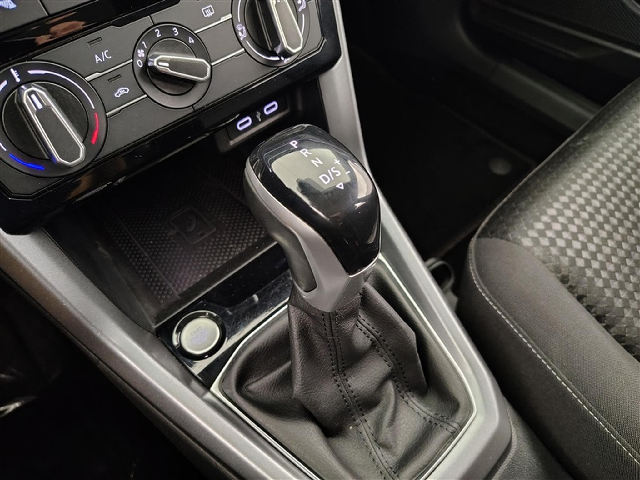 VW T-Cross 1.0 TSI 110Cv DSG Life CARPLAY / CAMERA / PDC / ALU (2022) - Photo 12