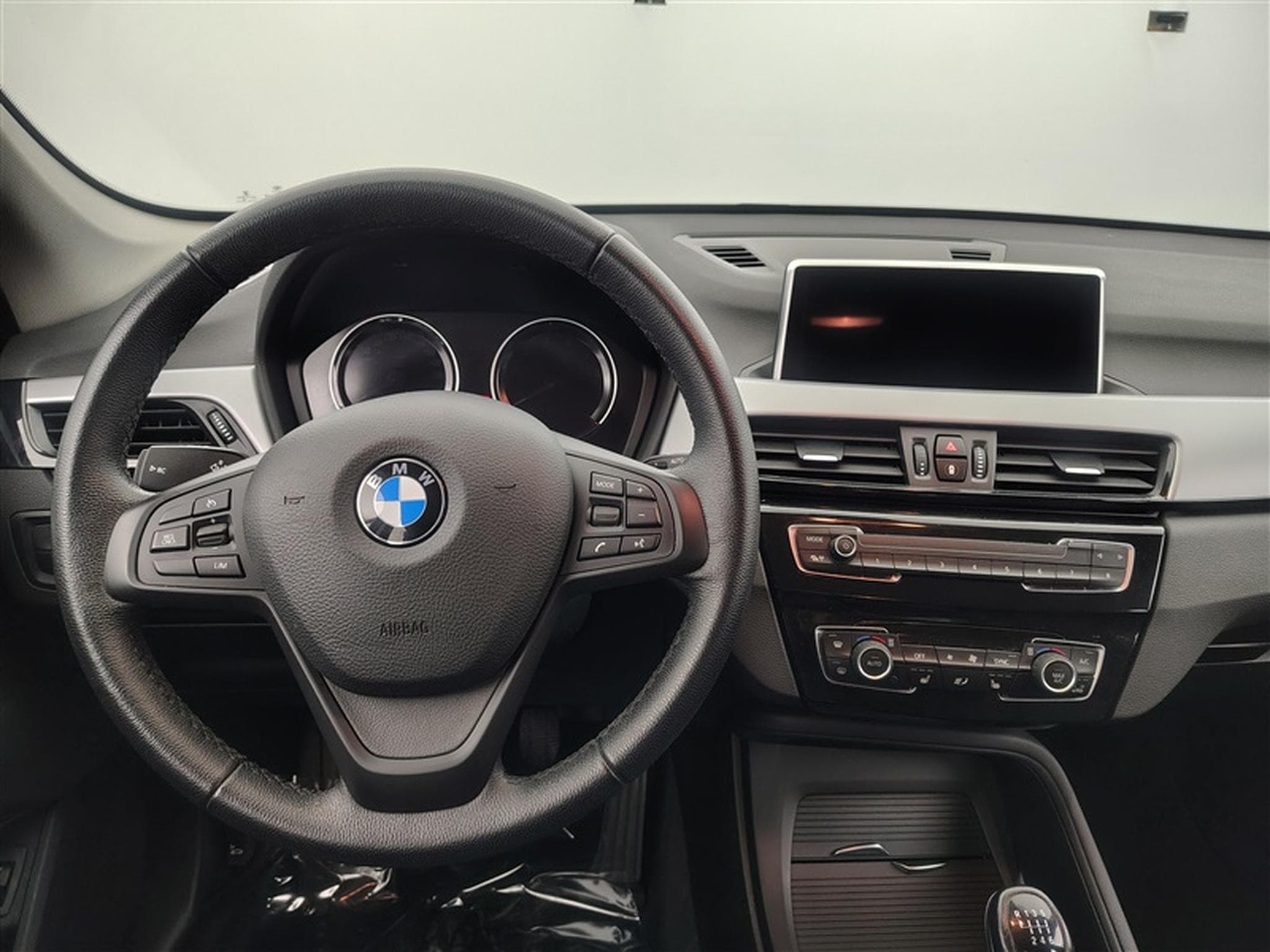 BMW X1 1.5i sDrive18 Business CUIR/NAVI/JA17/PDC AV AR/CAMERA (2022) - Photo 9