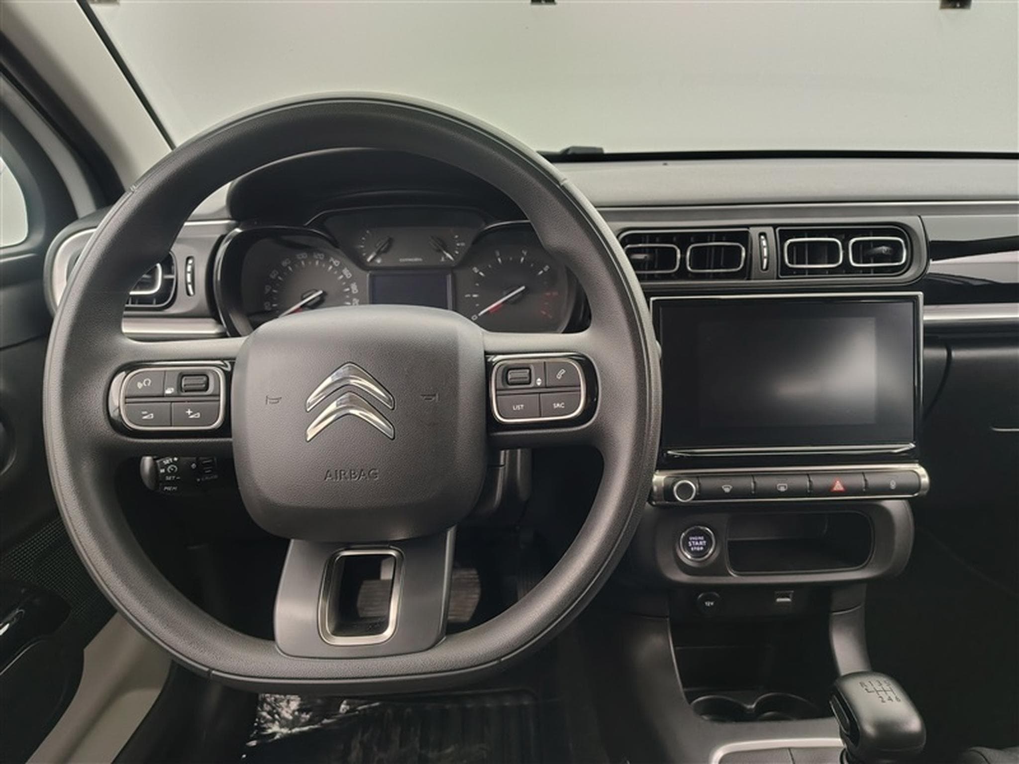 Citroen C3 1.2i PureTech Shine CARPLAY / FULL LED / JA 16" (2023) - Photo 9
