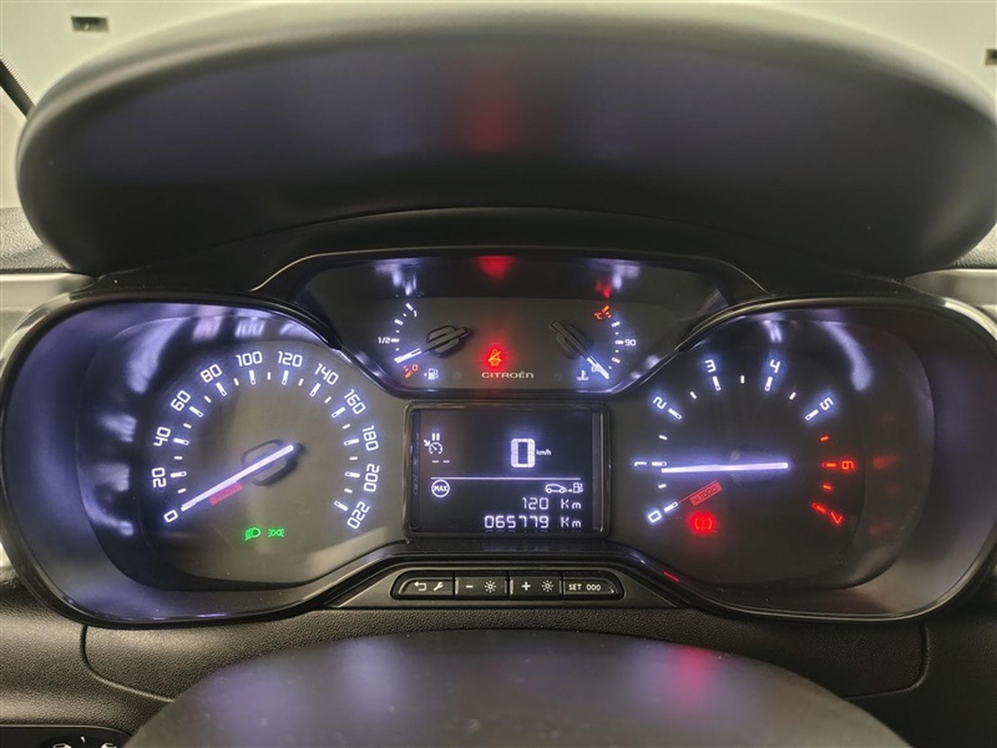 Citroen C3 1.2i PureTech Shine CARPLAY / FULL LED / JA 16" (2023) - Photo 10