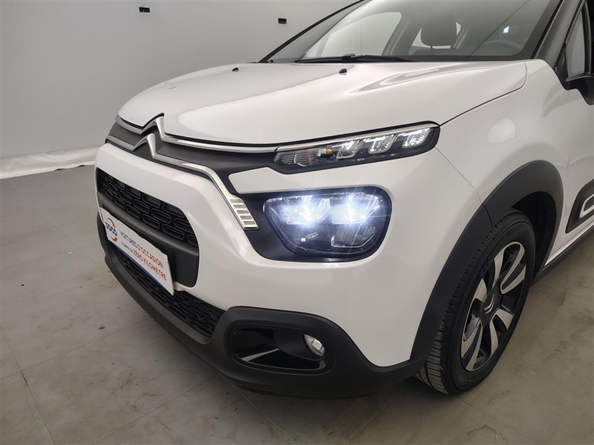 Citroen C3 1.2i PureTech Shine CARPLAY / FULL LED / JA 16" (2023) - Photo 15