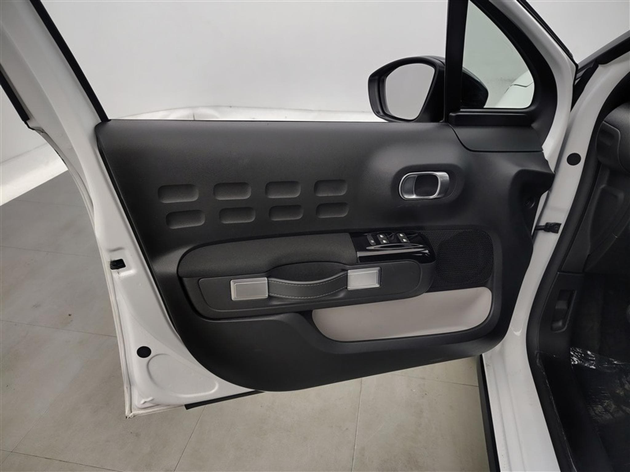 Citroen C3 1.2i PureTech Shine CARPLAY / FULL LED / JA 16" (2023) - Photo 16