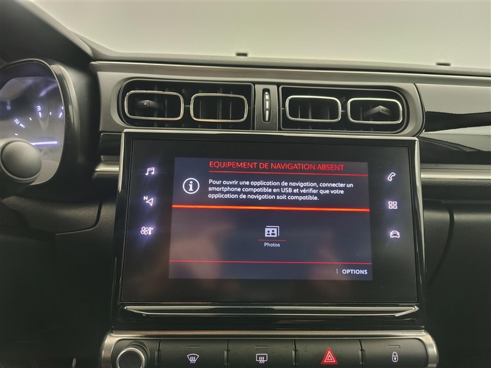 Citroen C3 1.2i PureTech Shine CARPLAY / FULL LED / JA 16" (2023) - Photo 19