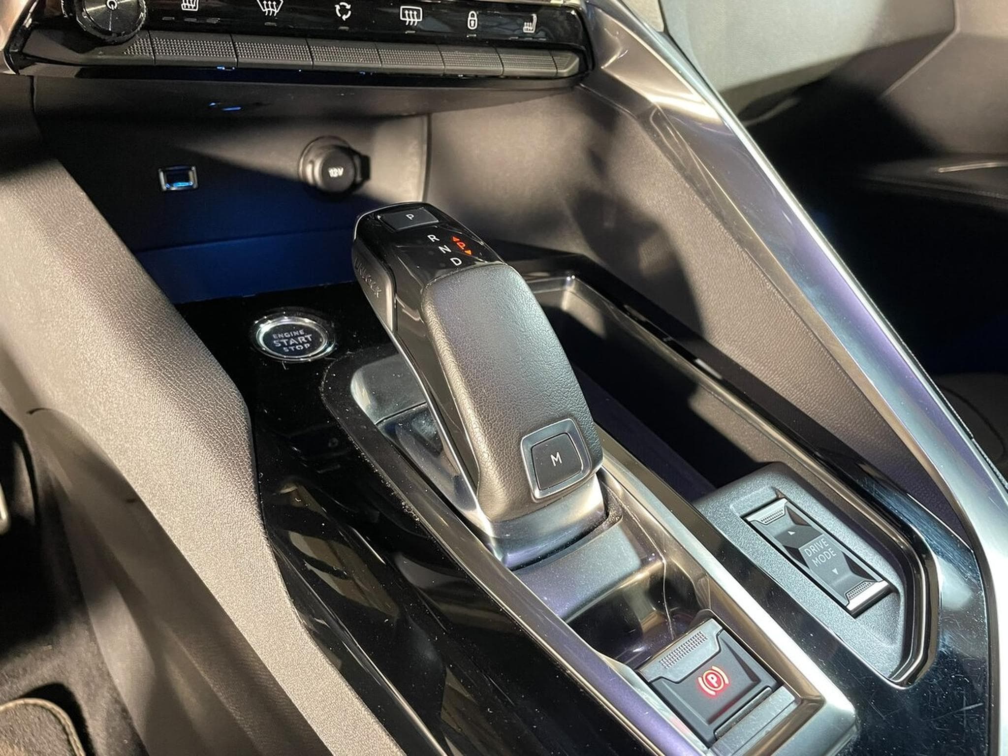 Peugeot 5008 1.5 BLUEHDI 130 EAT8 GT I-COCKPIT GPS 7PL (2021) - Photo 8