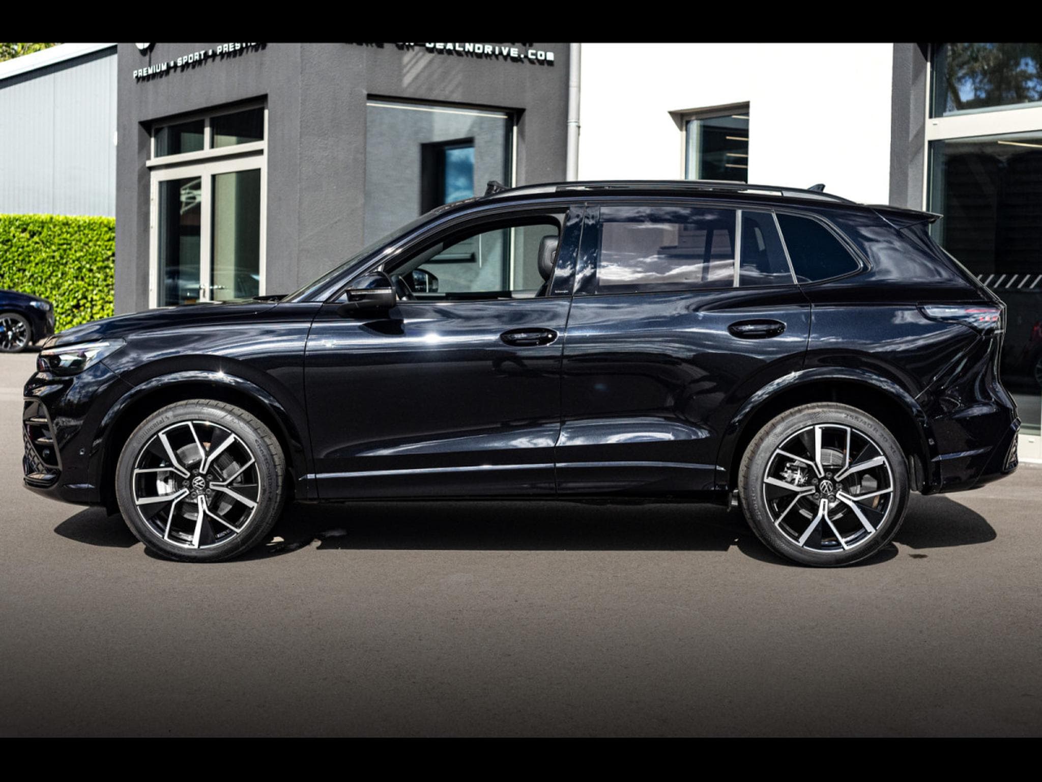 VW Tiguan 2.0 TSI (265 CH) 4MOTION R-LINE - PACK DESIGN BLACK (2025) - Foto 2