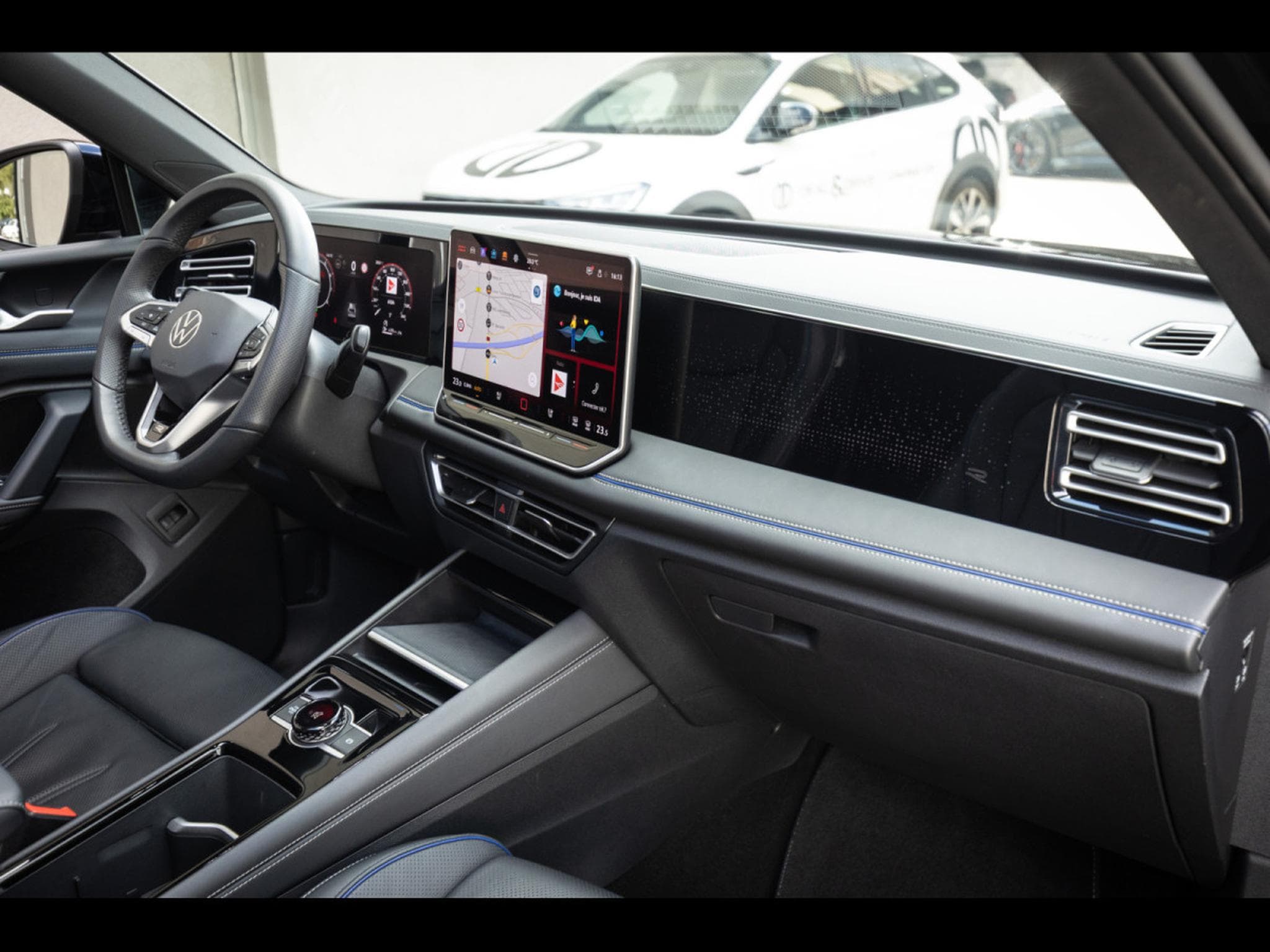VW Tiguan 2.0 TSI (265 CH) 4MOTION R-LINE - PACK DESIGN BLACK (2025) - Foto 19