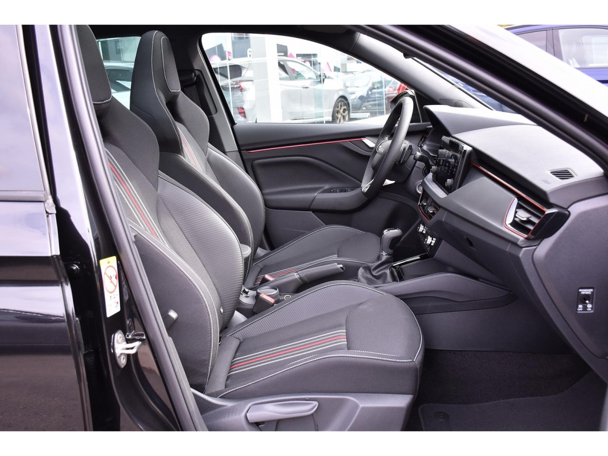 Skoda Kamiq 1.5 TSI Monte Carlo DSG PANO KESSY ATT REMORQUE NEUF (2026) - Foto 7