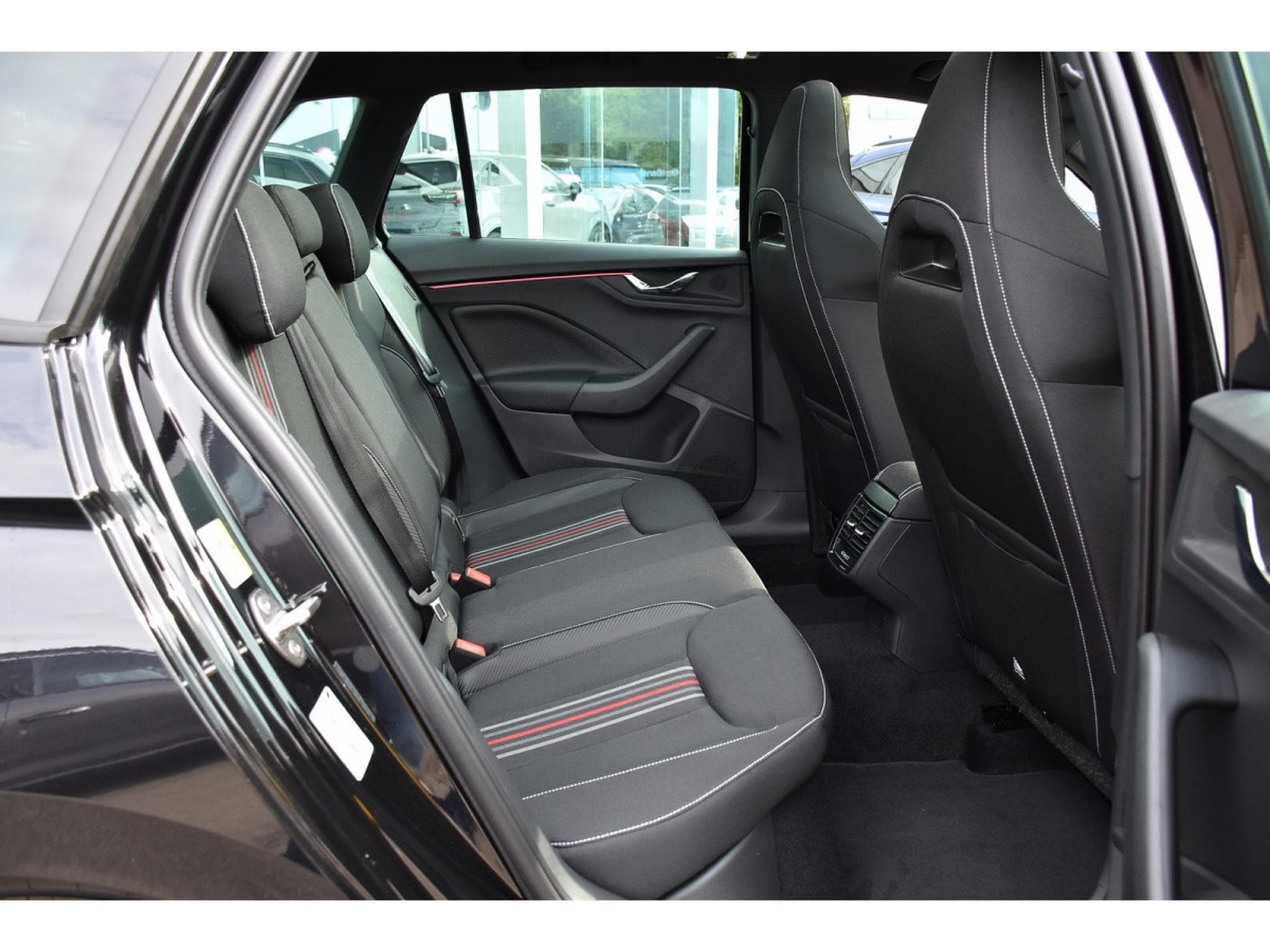 Skoda Kamiq 1.5 TSI Monte Carlo DSG PANO KESSY ATT REMORQUE NEUF (2026) - Foto 8