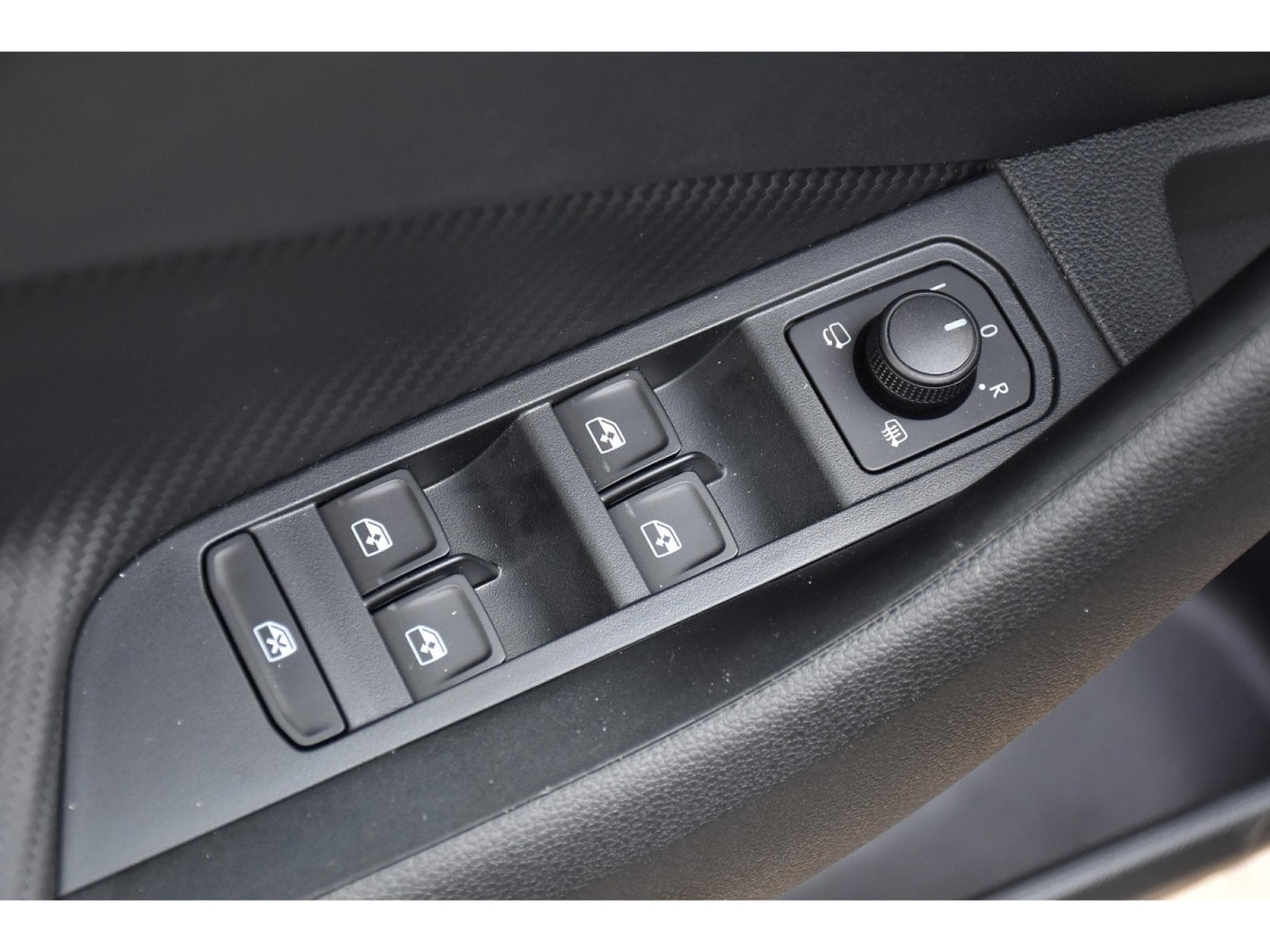 Skoda Kamiq 1.5 TSI Monte Carlo DSG PANO KESSY ATT REMORQUE NEUF (2026) - Foto 20
