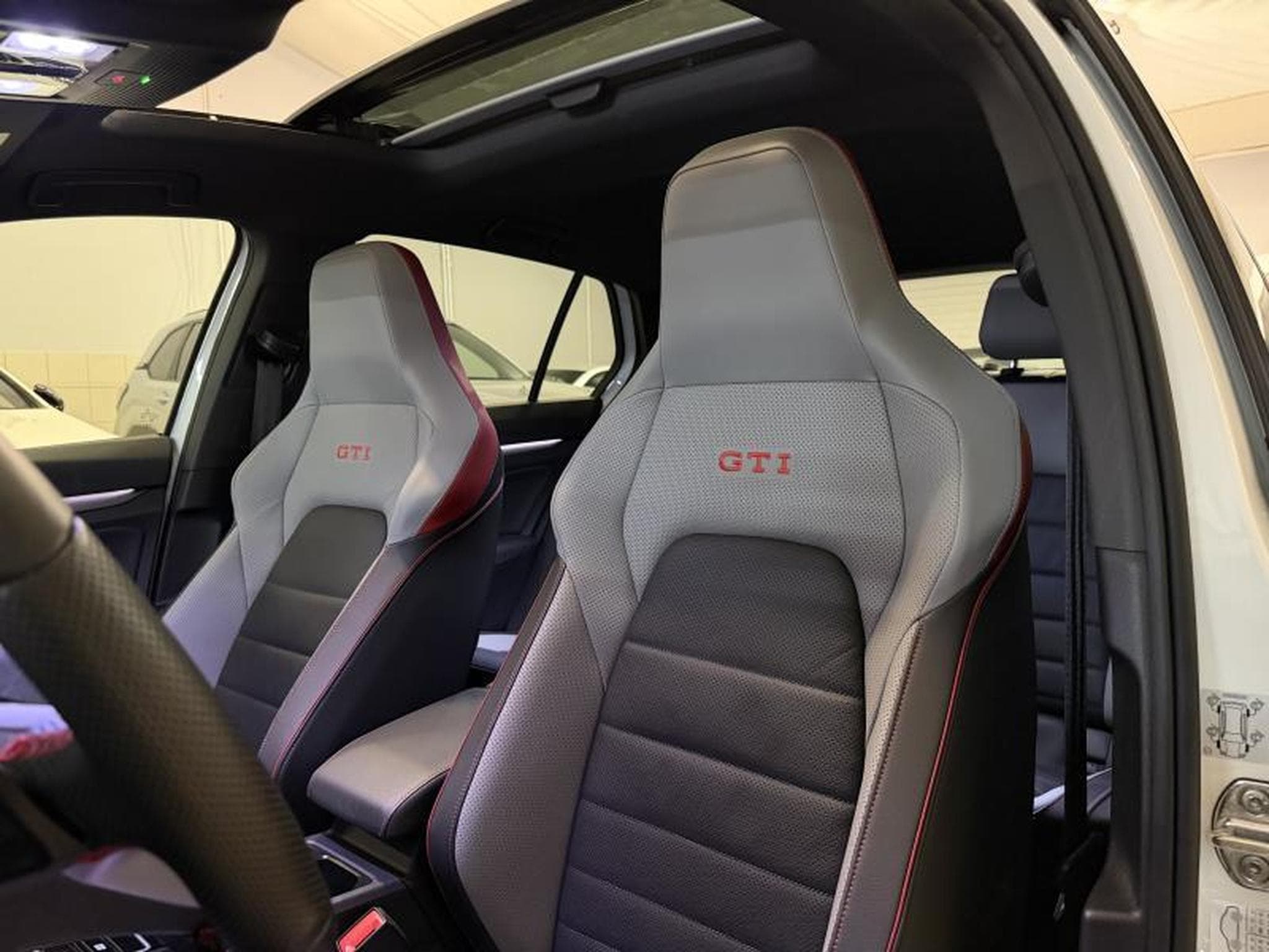 VW Golf 8.5 GTI CS *PANO*AKRA*CUIR *FULL (2025) - Photo 14