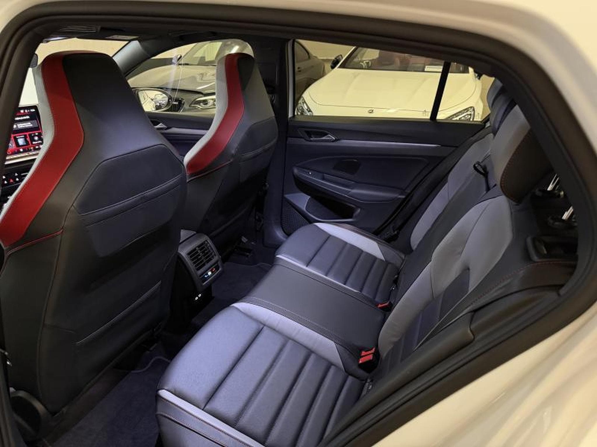 VW Golf 8.5 GTI CS *PANO*AKRA*CUIR *FULL (2025) - Photo 19