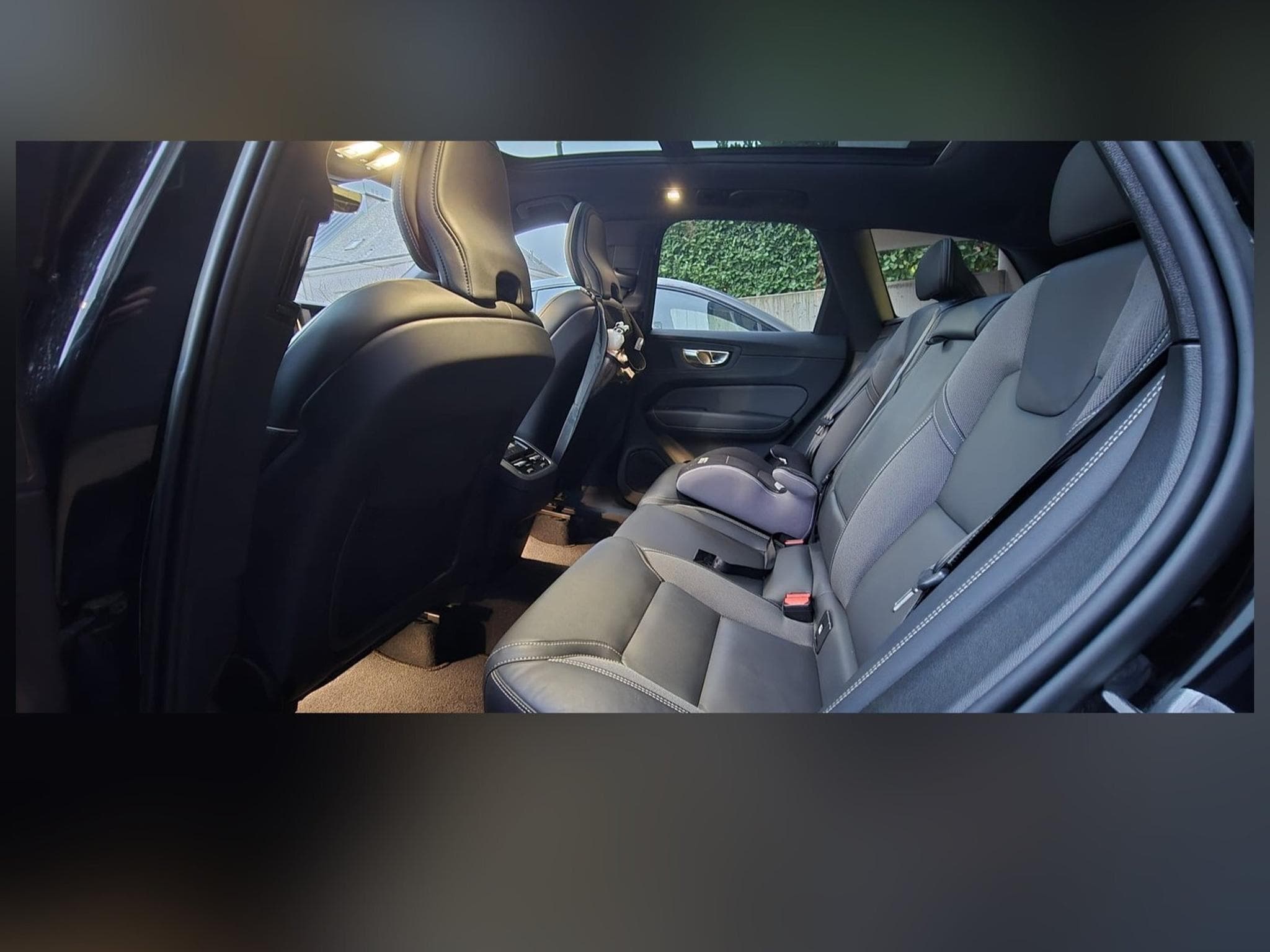 Volvo XC60 ULTIMATE DARK B4D AWD (2022) - Foto 6