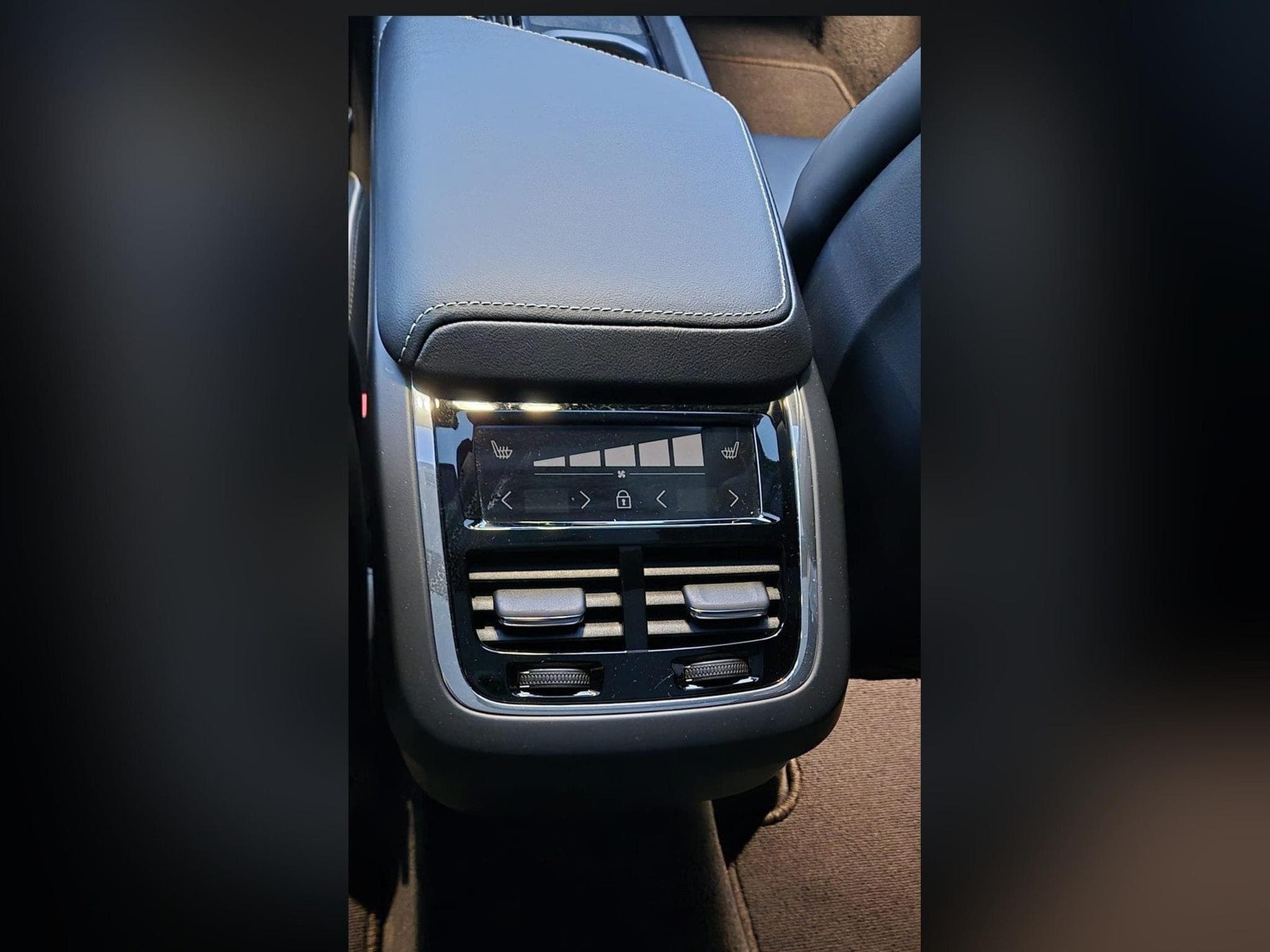 Volvo XC60 ULTIMATE DARK B4D AWD (2022) - Foto 9