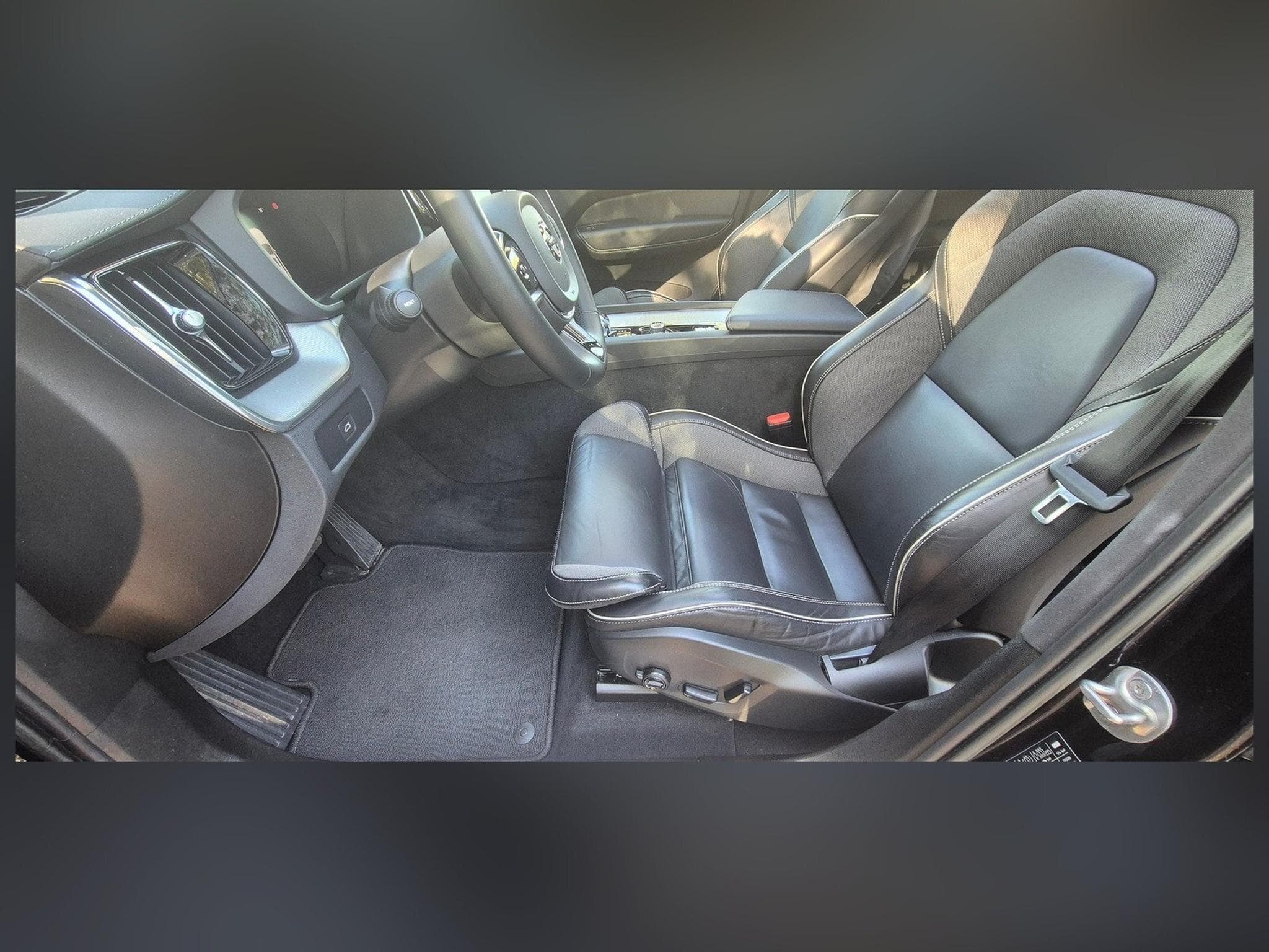 Volvo XC60 ULTIMATE DARK B4D AWD (2022) - Foto 5