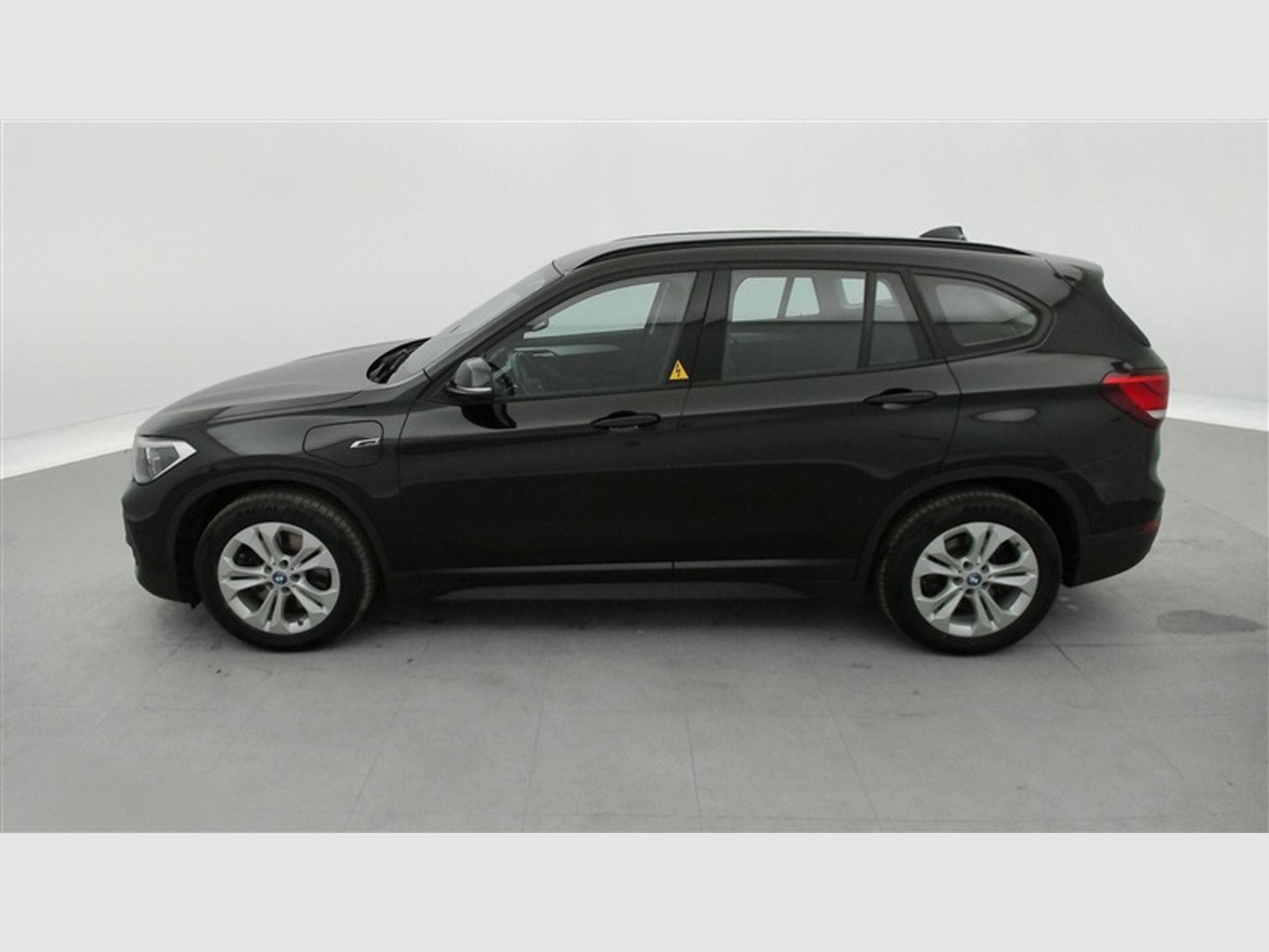 BMW X1 PHEV 1.5iA xDrive25e NAVI / FULL LED / CARPLAY / HUD (2022) - Photo 3