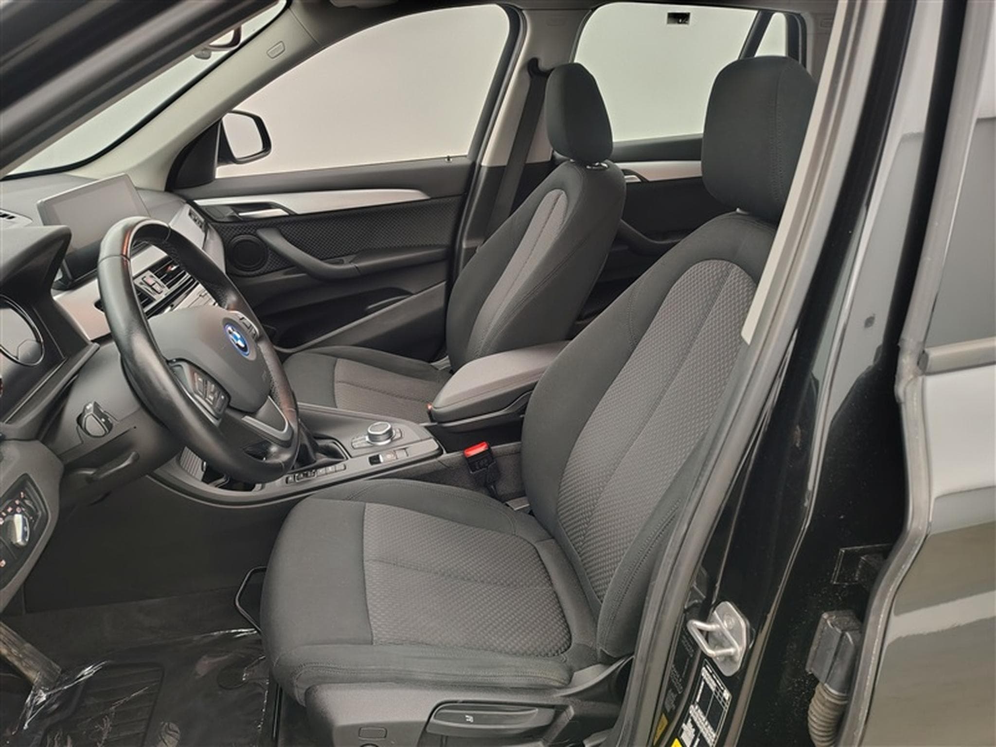 BMW X1 PHEV 1.5iA xDrive25e NAVI / FULL LED / CARPLAY / HUD (2022) - Photo 7